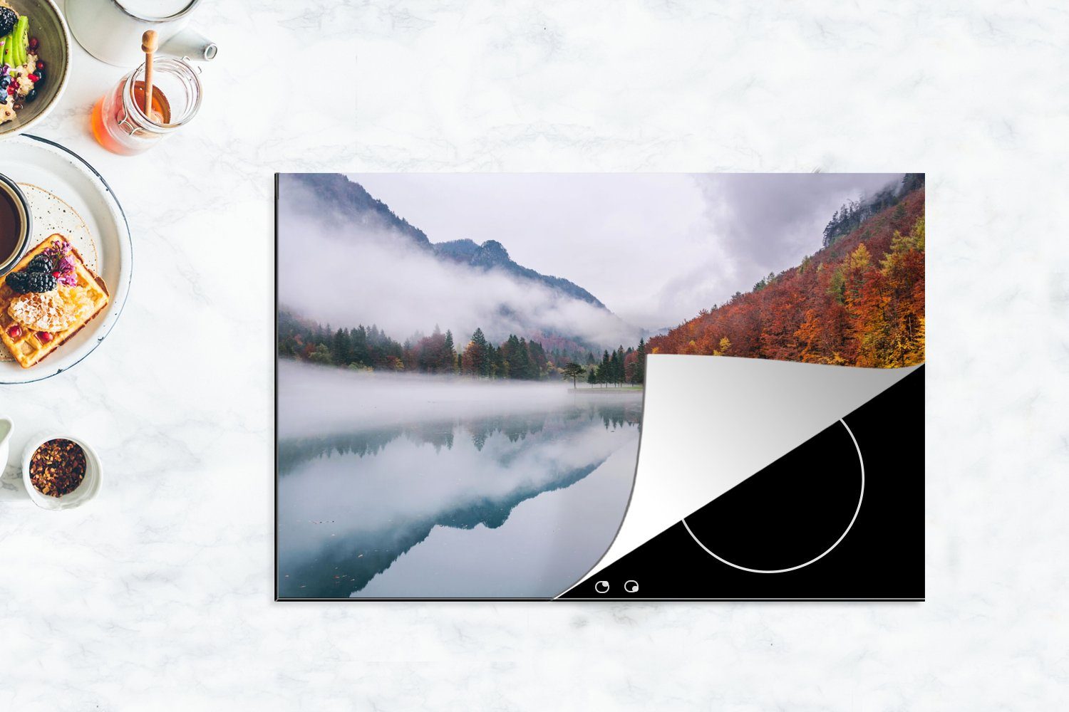 - Ceranfeldabdeckung Landschaft, (1 die Nebel Herdblende-/Abdeckplatte küche, MuchoWow Herbst Vinyl, Induktionskochfeld Schutz für - - 80x52 cm, Wasser tlg),