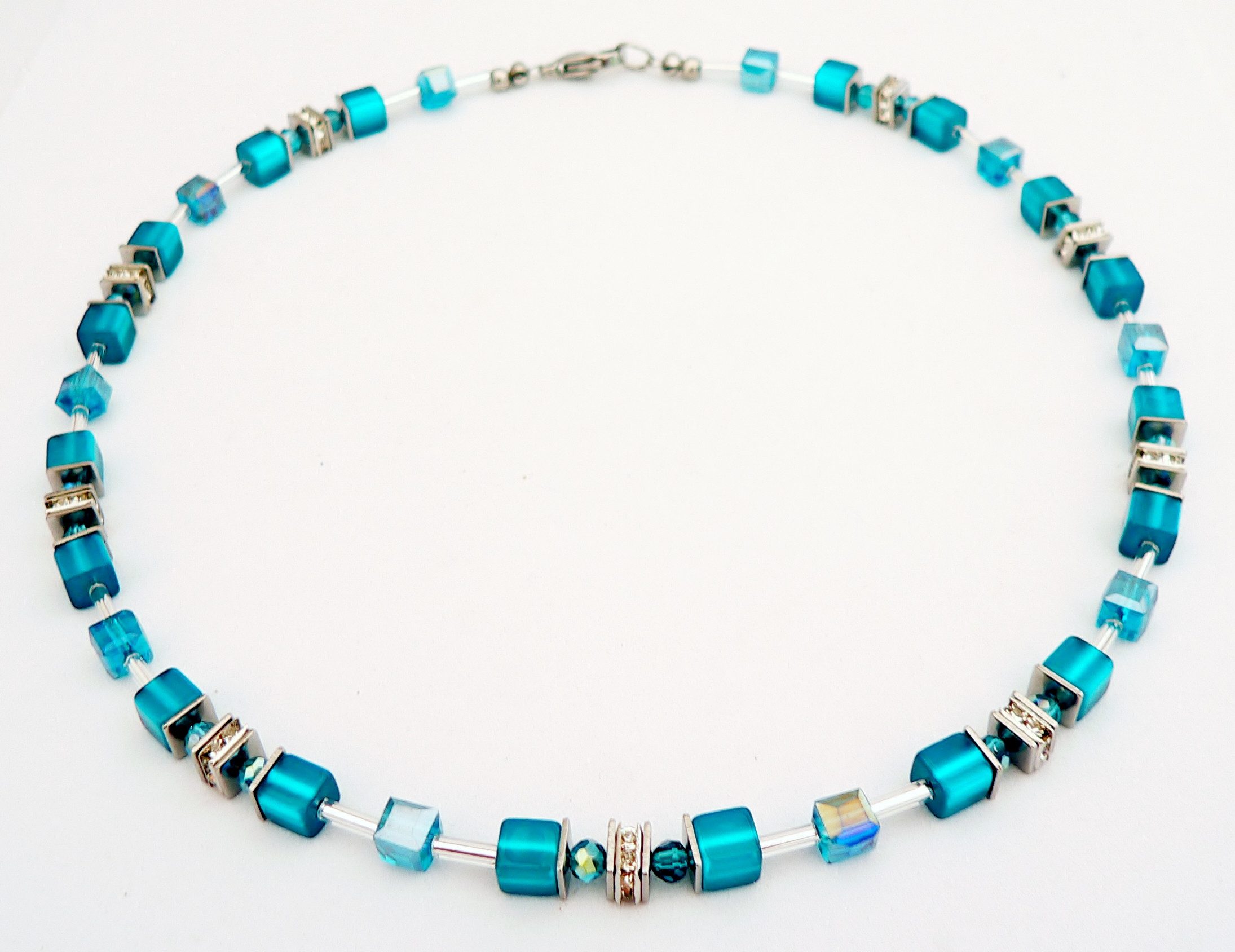 traumschmuck Collier 542i Collier Würfel Polaris Kristallglas blau petrol teal Strass (Valentinstag), handgefertigt, Made in Germany