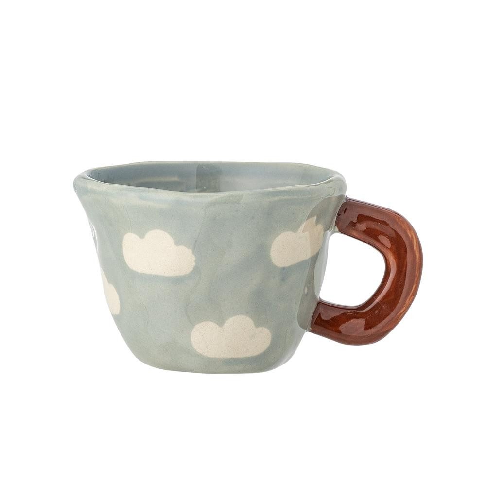 Bloomingville Tasse MINI Nini Blau mit Wolken, Steingut, Kindertasse, Steingut, Handbemalt, Wolkenmotiv, Verspielt, Unikat, dänisches Design, Klein