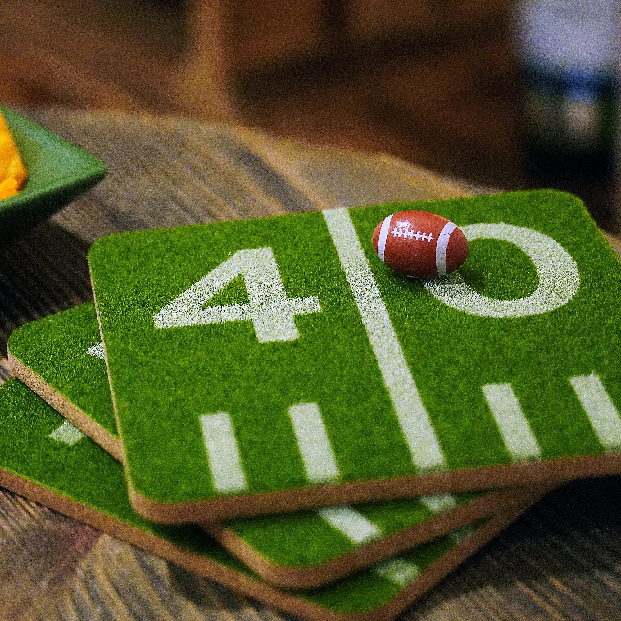 40YARDS Getränkeuntersetzer American Football Untersetzer in Gras Spielfeld-Design, Zubehör für Gläser, Tassen, Shotgläser, etc., 4-tlg., Weiches, Synthetisches Gras