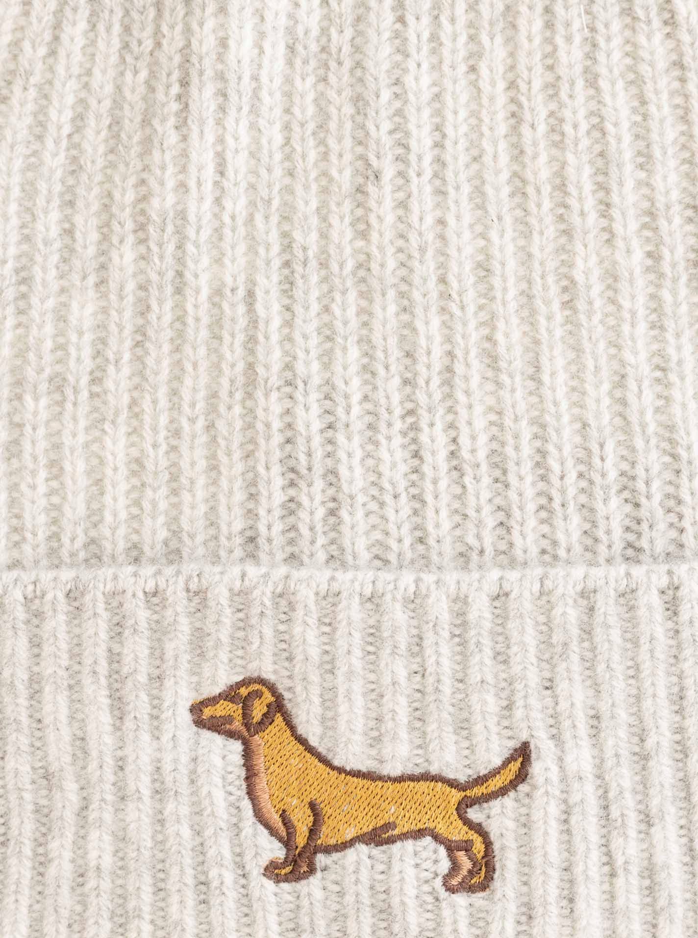 Zwillingsherz Beanie "Dog-Patch" mit niedlichem Dackelmotiv – Bild 3 von 3