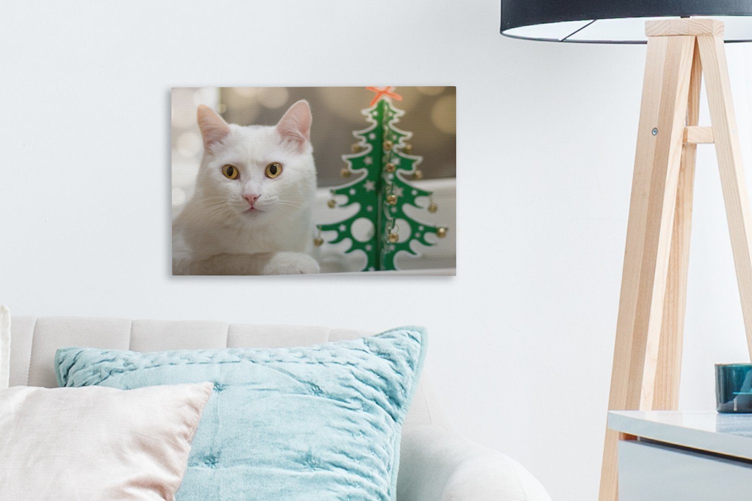 neben einem Papierweihnachtsbaum Leinwandbild 30x20 Leinwandbilder, liegend, OneMillionCanvasses® cm St), Katze Aufhängefertig, Wandbild (1 Weiße Wanddeko,