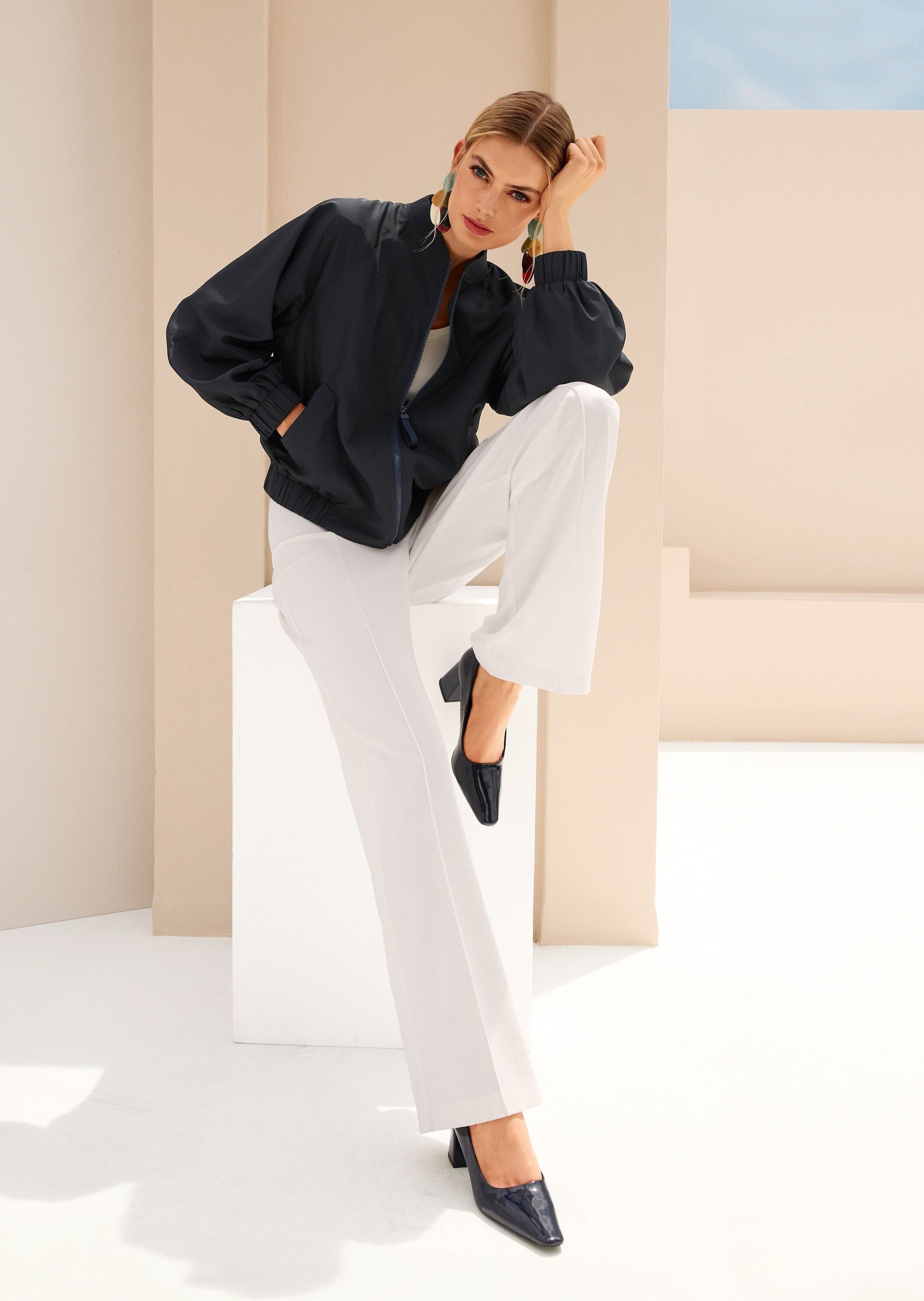 MADELEINE Stoffhose Kurzgröße: Gerade Hose mit weitem Bein, elastischer Bund, abgesteppte Biesen