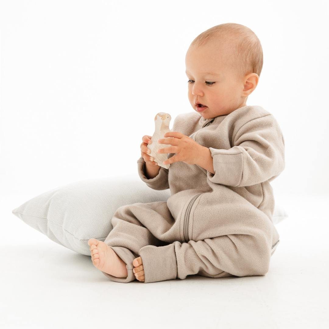 Hofbrucker seit 1948 Babyschlafsack Taupe Beinen Schlafsack mitwachsend Baby Füßen an Füßen tlg), mit dank umschlagbarer Bündchen und MILO (1