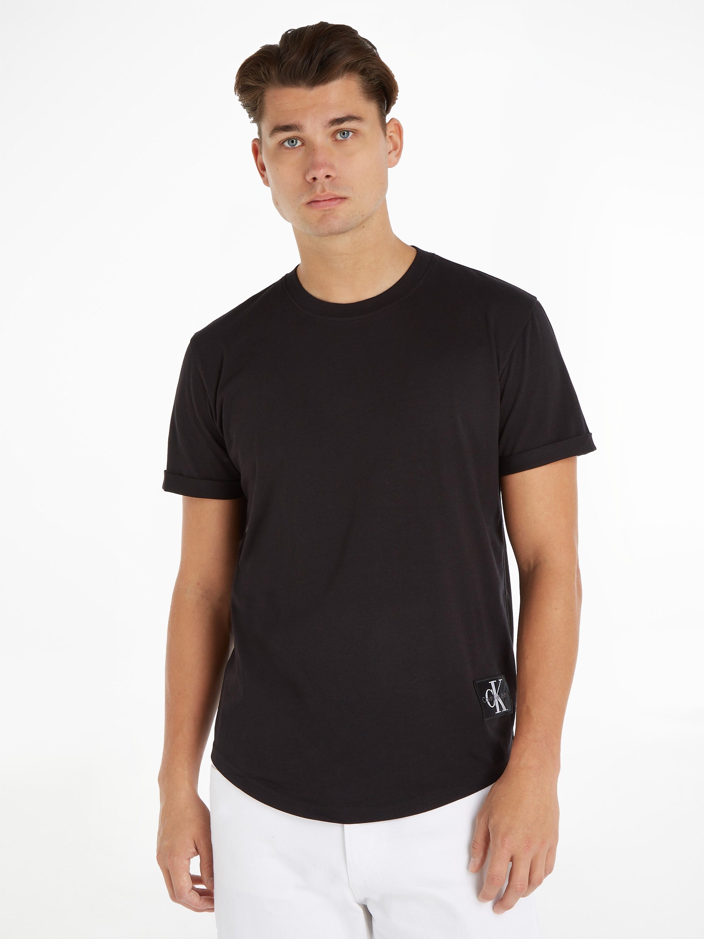 Calvin Klein TURN SLEEVE BADGE mit Jeans schwarz T-Shirt Logopatch UP