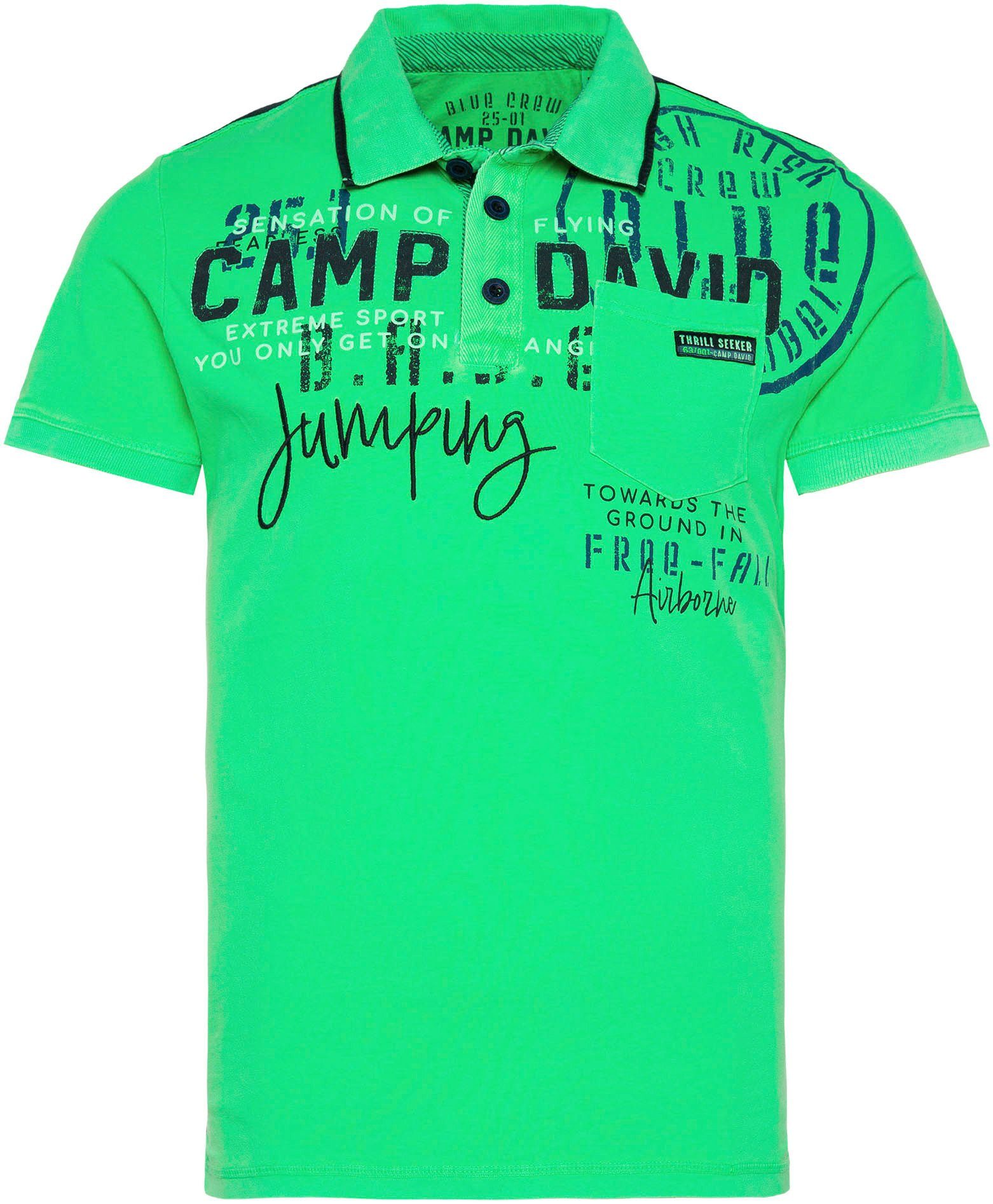 green den DAVID CAMP Tapes Poloshirt auf Schultern mit electric