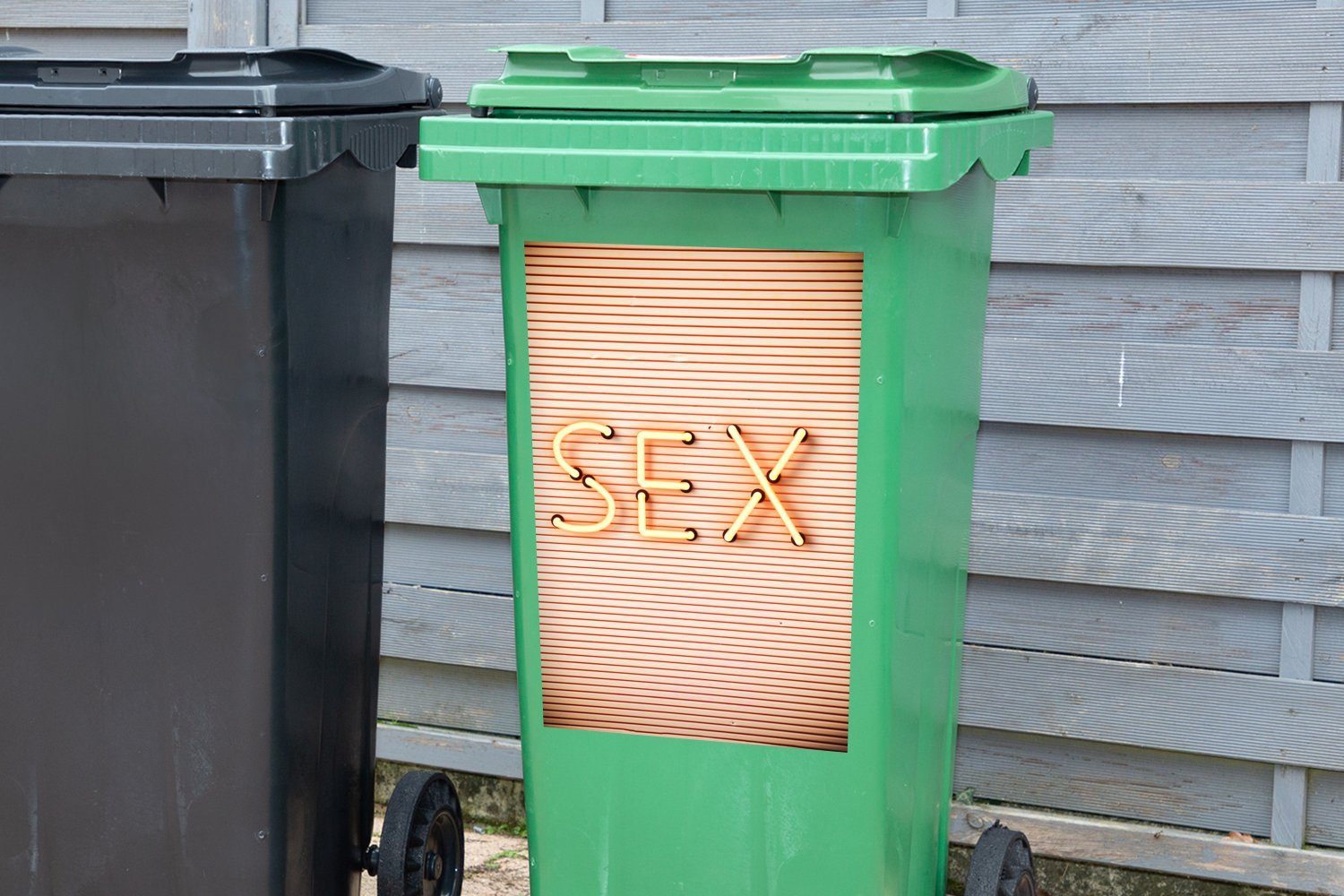 MuchoWow Wandsticker Sex in einem Container, Mülleimer-aufkleber, Lichtkasten Mülltonne, St), (1 Sticker, Abfalbehälter
