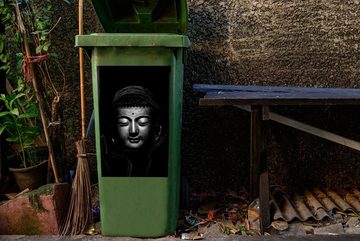 MuchoWow Wandsticker Kupferner Buddha mit Kapuze vor einfachem Hintergrund - schwarz-weiß (1 St), Mülleimer-aufkleber, Mülltonne, Sticker, Container, Abfalbehälter