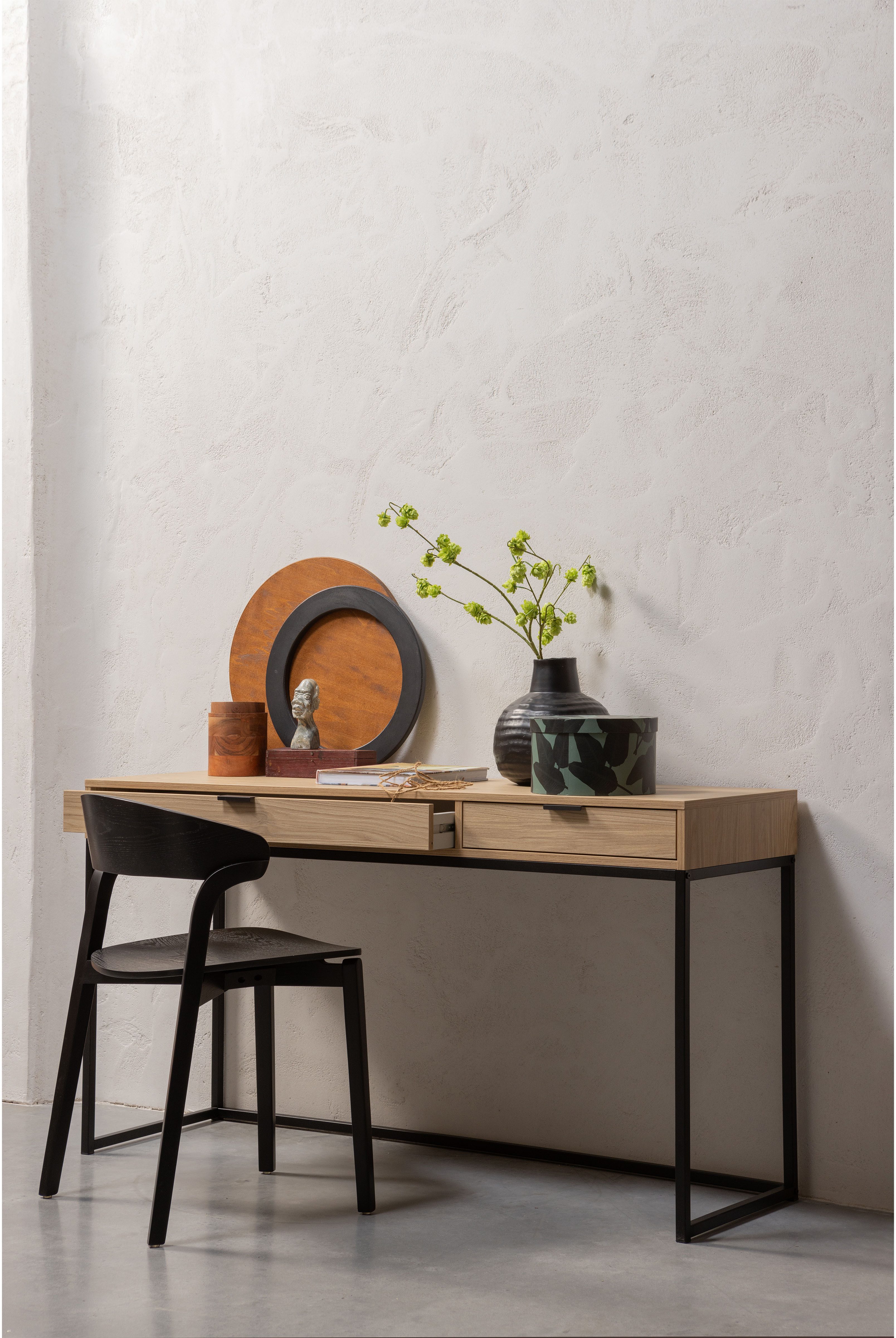 WOOOD Schreibtisch Silas FSC®-Eschenholz massiv mit Metallgestell H 75 x B 140 x T 44 cm, Tragkraft Deckfläche 35 kg, kratz- und hitzebeständige Oberfläche