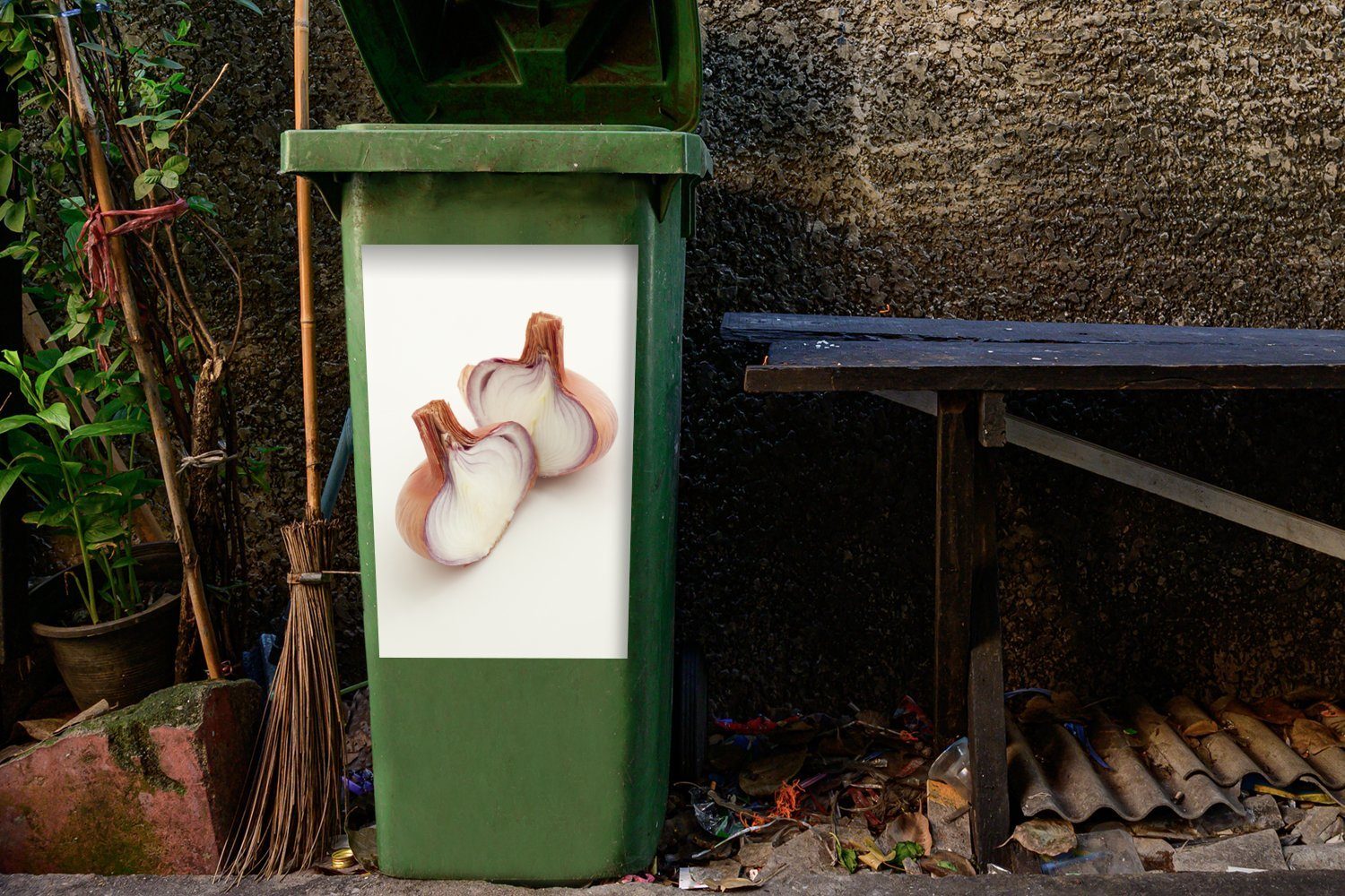 Mülleimer-aufkleber, Hintergrund St), halbe Sticker, (1 abgebildet Schalotten MuchoWow Wandsticker vor Container, weißem Abfalbehälter Zwei Mülltonne,