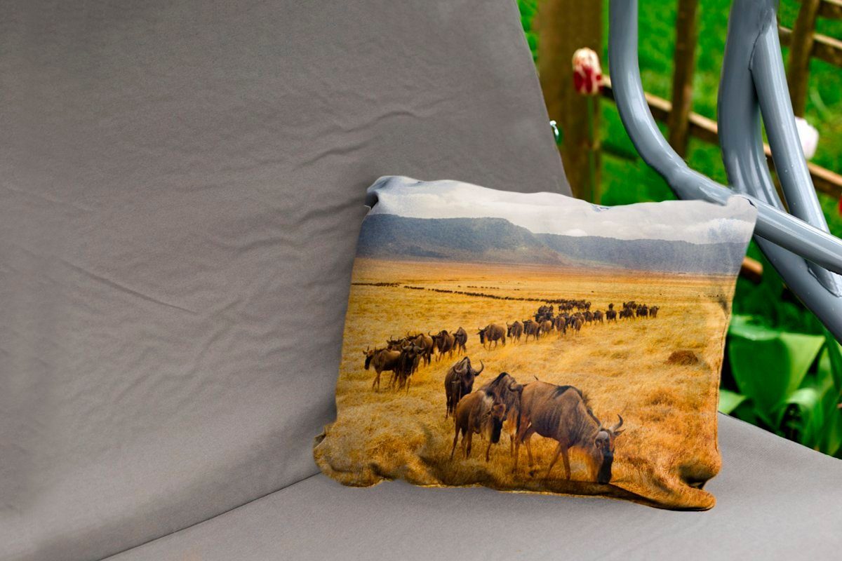 Ngorongoro von Krater MuchoWow Outdoor-Dekorationskissen, Kissenhülle Tansania, Polyester, Wildtierherde Dekokissenbezug, Dekokissen im in