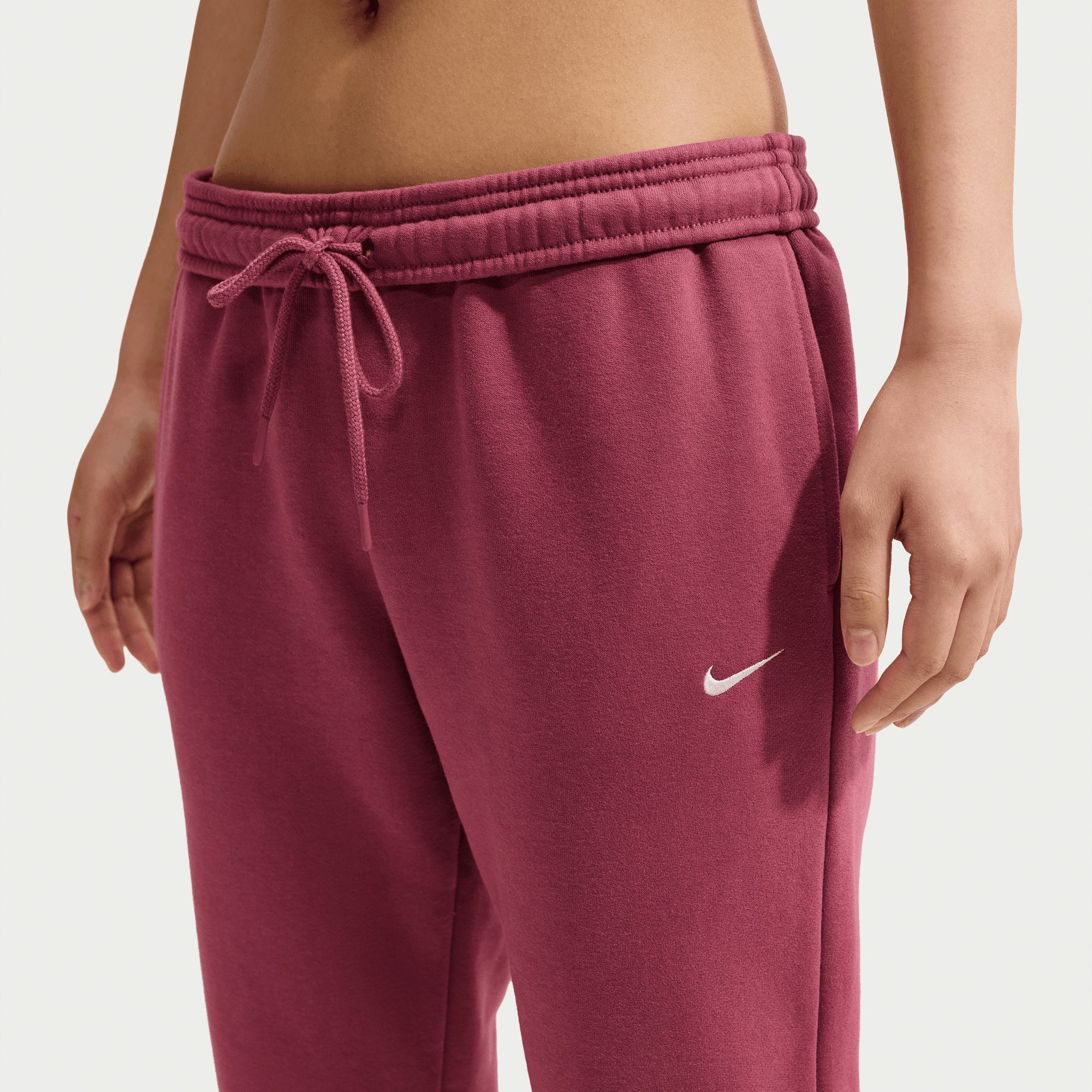 Nike Sportswear Jogginghose W NK STDO FLC MW MR STD CF PNT mit sportlichem Look, aus weicher Sweatware, normal-weite Form
