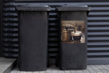 MuchoWow Wandsticker Eine kleine Kaffeekanne mit zwei Tassen Kaffee (1 St), Mülleimer-aufkleber, Mülltonne, Sticker, Container, Abfalbehälter