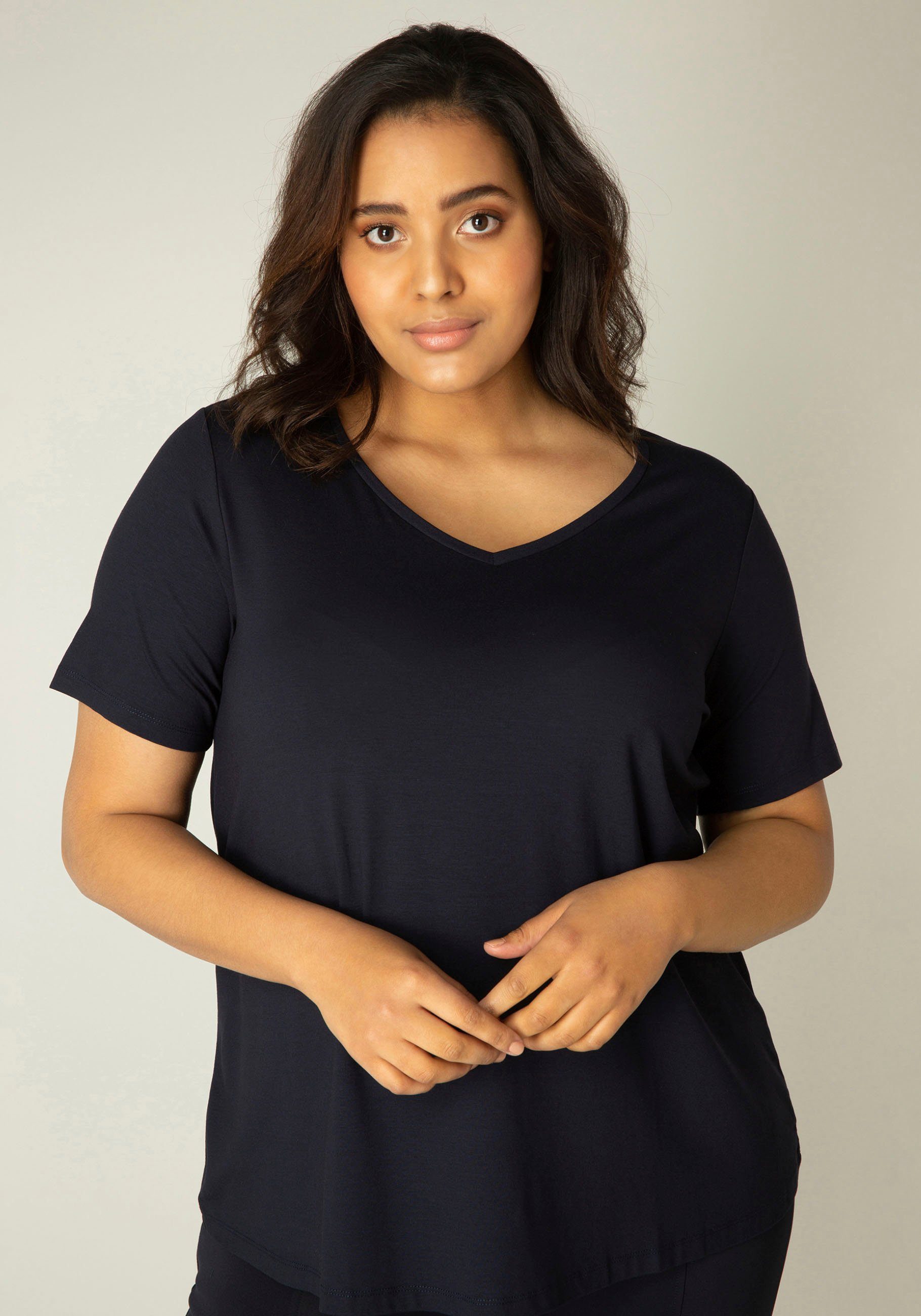 Base Level Curvy T-Shirt Alba mit V-Ausschnitt günstig online kaufen