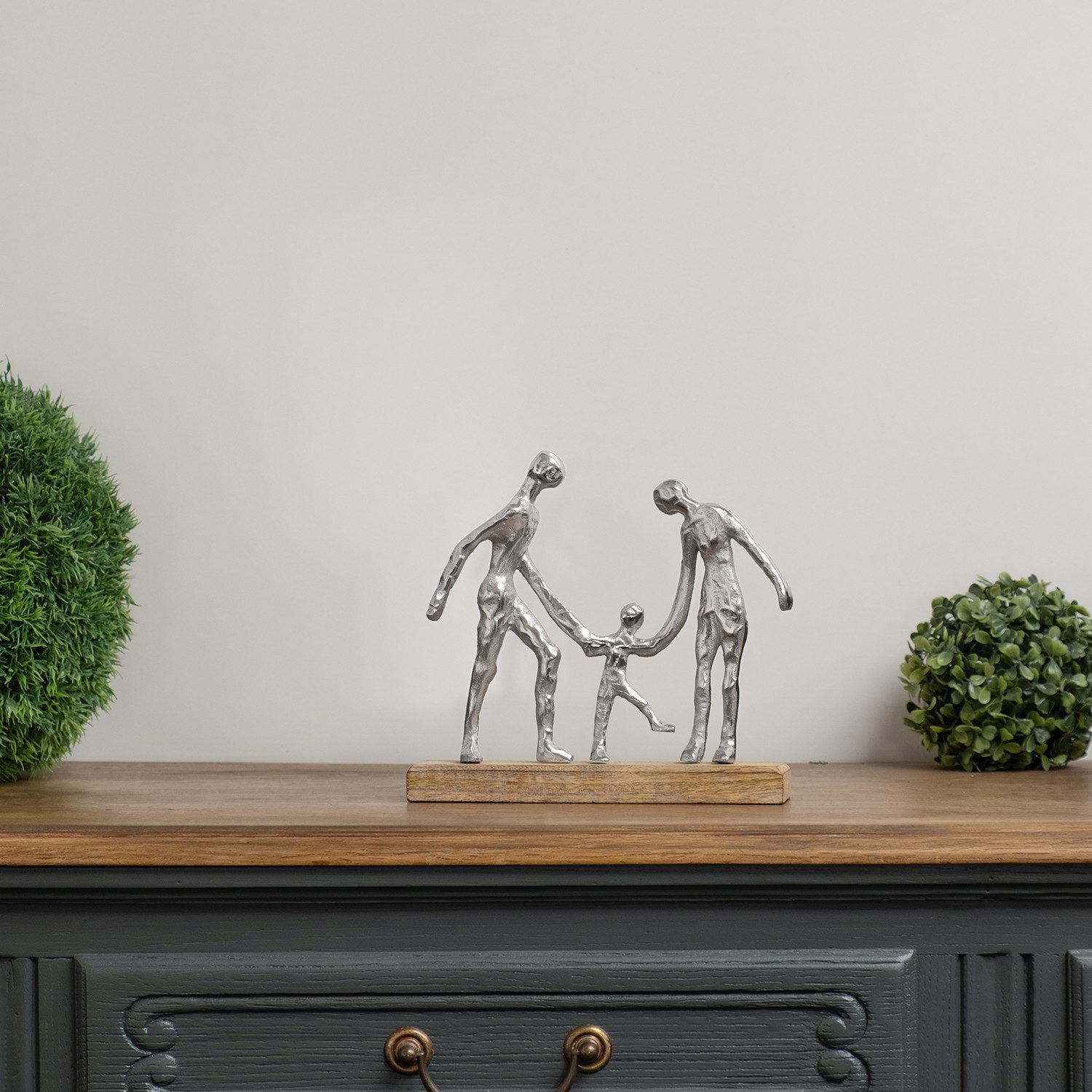 Moritz Skulptur Dekofigur Familie mit Kind auf Mangoholzsockel silberfarben, Holz, Tischdeko, Fensterdeko, Wanddeko, Holzdeko, Weihnachtsdeko