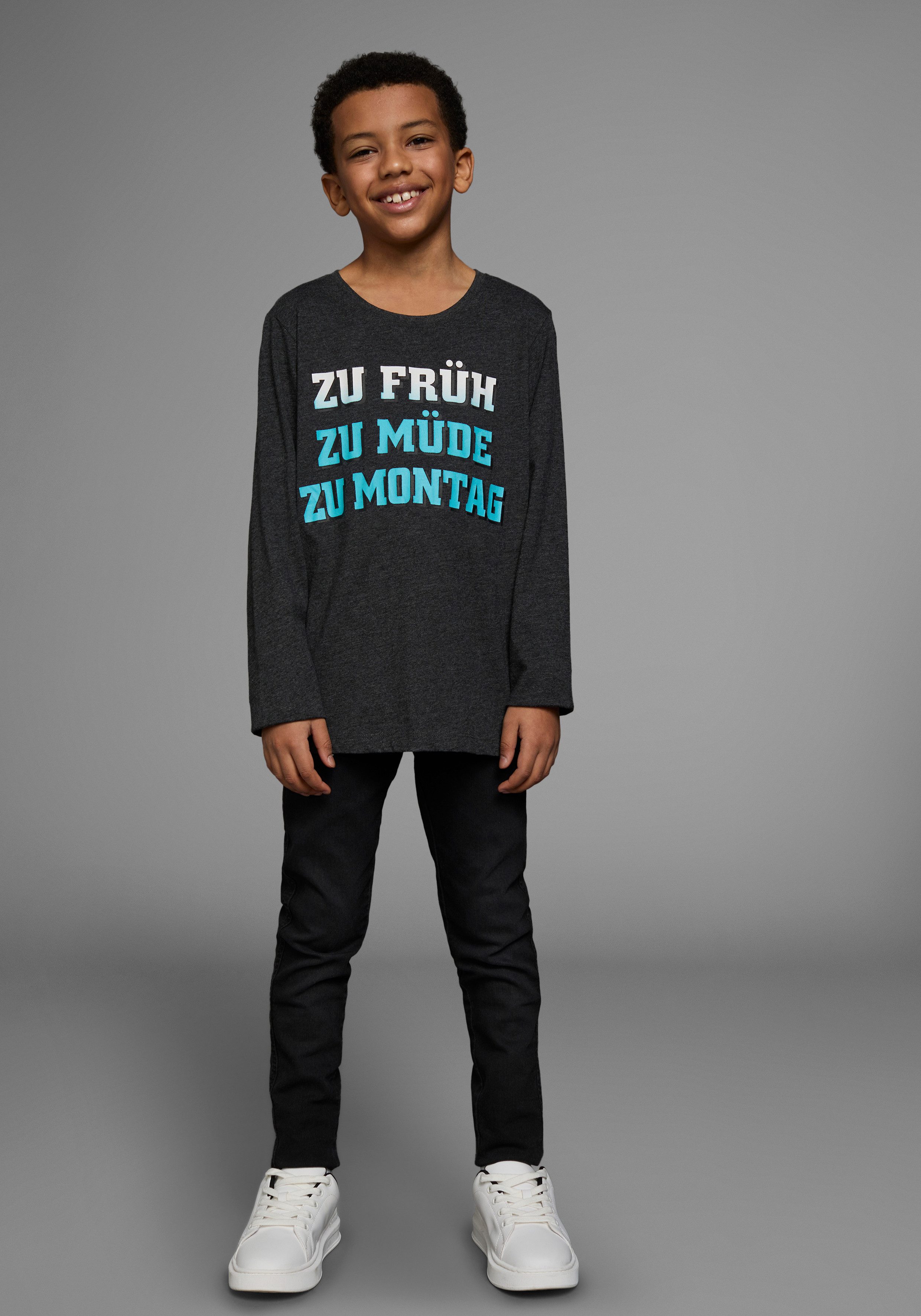 KIDSWORLD Langarmshirt ZU FRÜH, ZU MÜDE, ZU MONTAG Langarm, Basic-Passform, mit stylischem Druck, Rundhalsausschnitt
