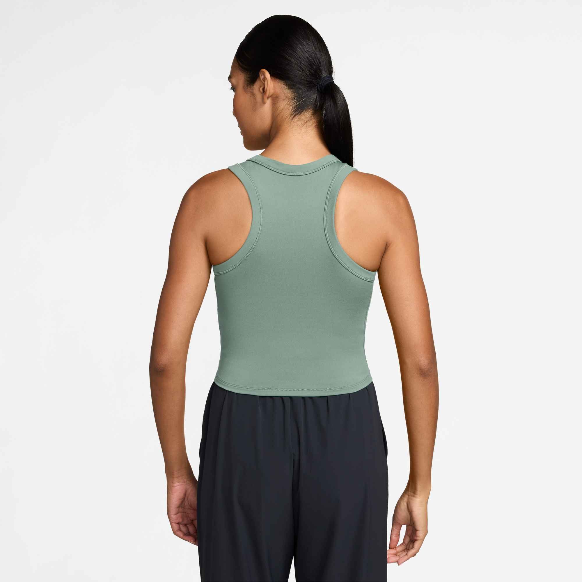 Nike Tanktop W NK ONE FITTED DF CROP TANK abgerundeter Saum, Tanktop-Form, aus Polyester und Elasthan