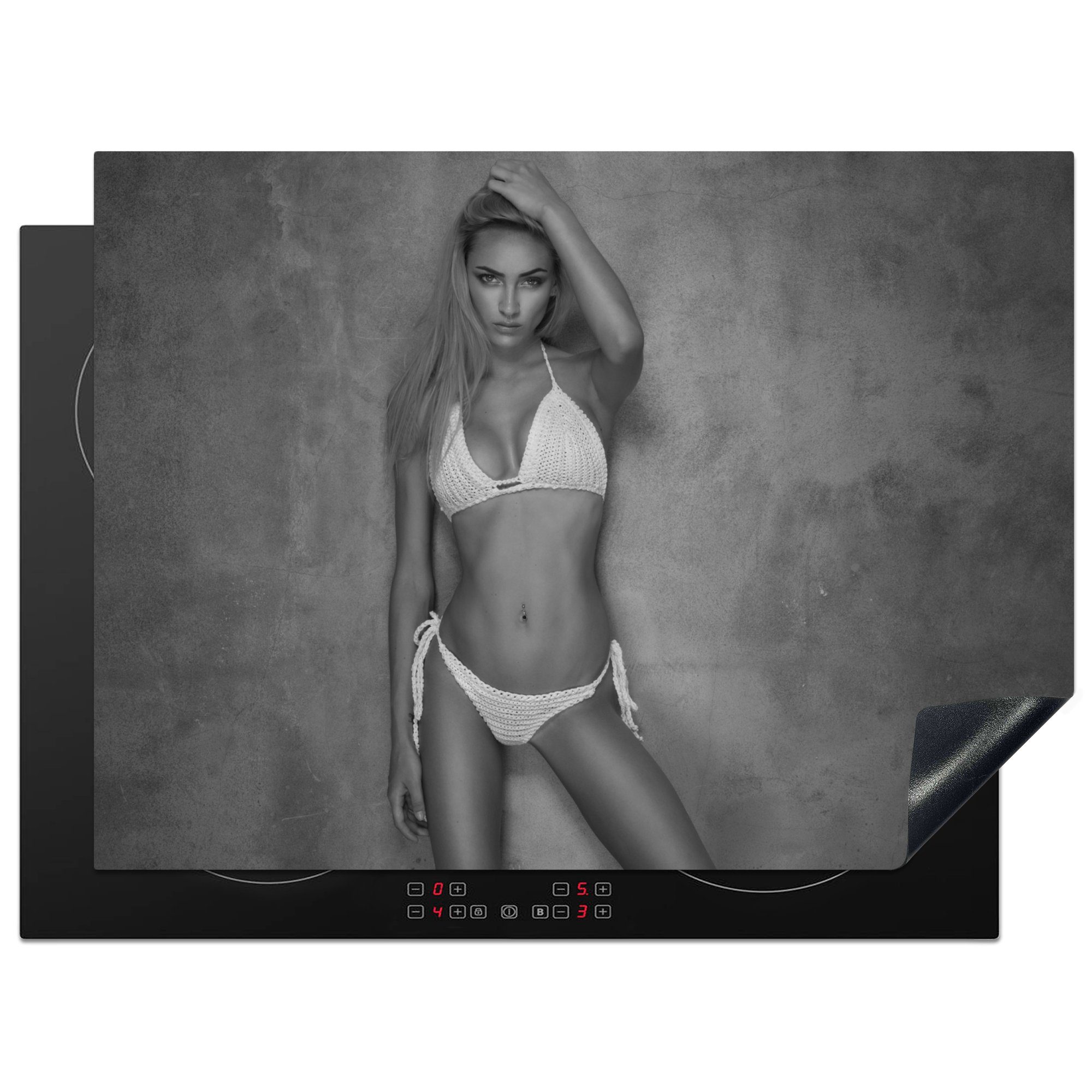 MuchoWow Herdblende-/Abdeckplatte Schwarz-Weiß-Foto einer Frau im Bikini, Vinyl, (1 tlg), 71x52 cm, Induktionskochfeld Schutz für die küche, Ceranfeldabdeckung