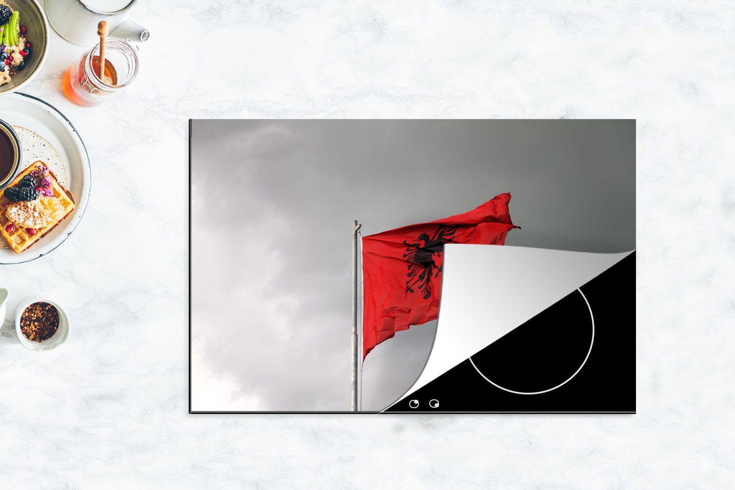 Ceranfeldabdeckung Mast, Die Schutz Albaniens auf MuchoWow cm, Induktionskochfeld die 81x52 für Flagge tlg), einem küche, Vinyl, weht (1 Herdblende-/Abdeckplatte