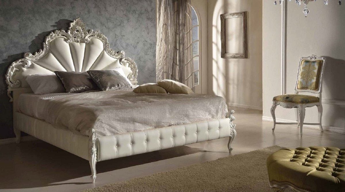 Casa Padrino Bett »Doppelbett Weiß / Silber - Prunkvolles Massivholz Bett  im Barockstil - Schlafzimmer & Hotel Möbel - Qualität - Made in Italy«