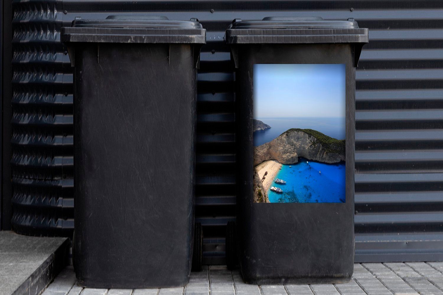 Schiffe von Strand Zwei Container, Zakynthos Mülltonne, Navagio St), seichten am MuchoWow Wasser Mülleimer-aufkleber, auf Sticker, Wandsticker Abfalbehälter (1 im