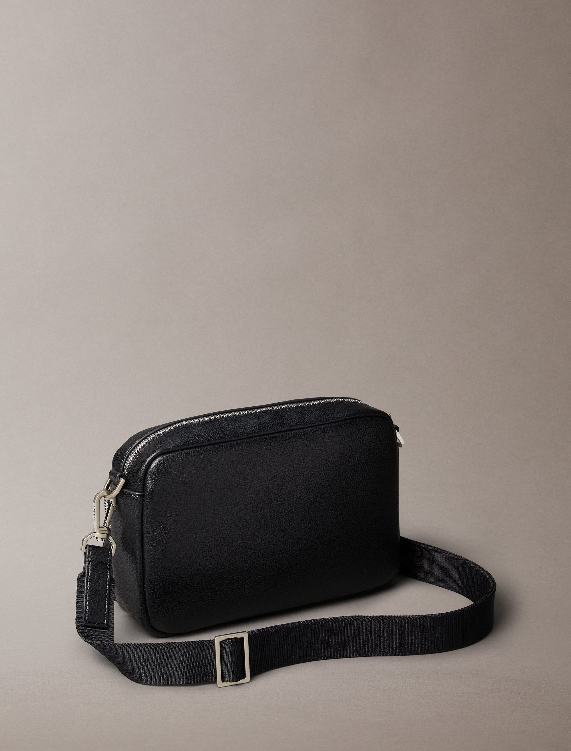 Calvin Klein Kameratasche RAISED CAMERA BAG, Herren Umhängetasche, Bodybag, Schultertasche mit Logoschriftzug