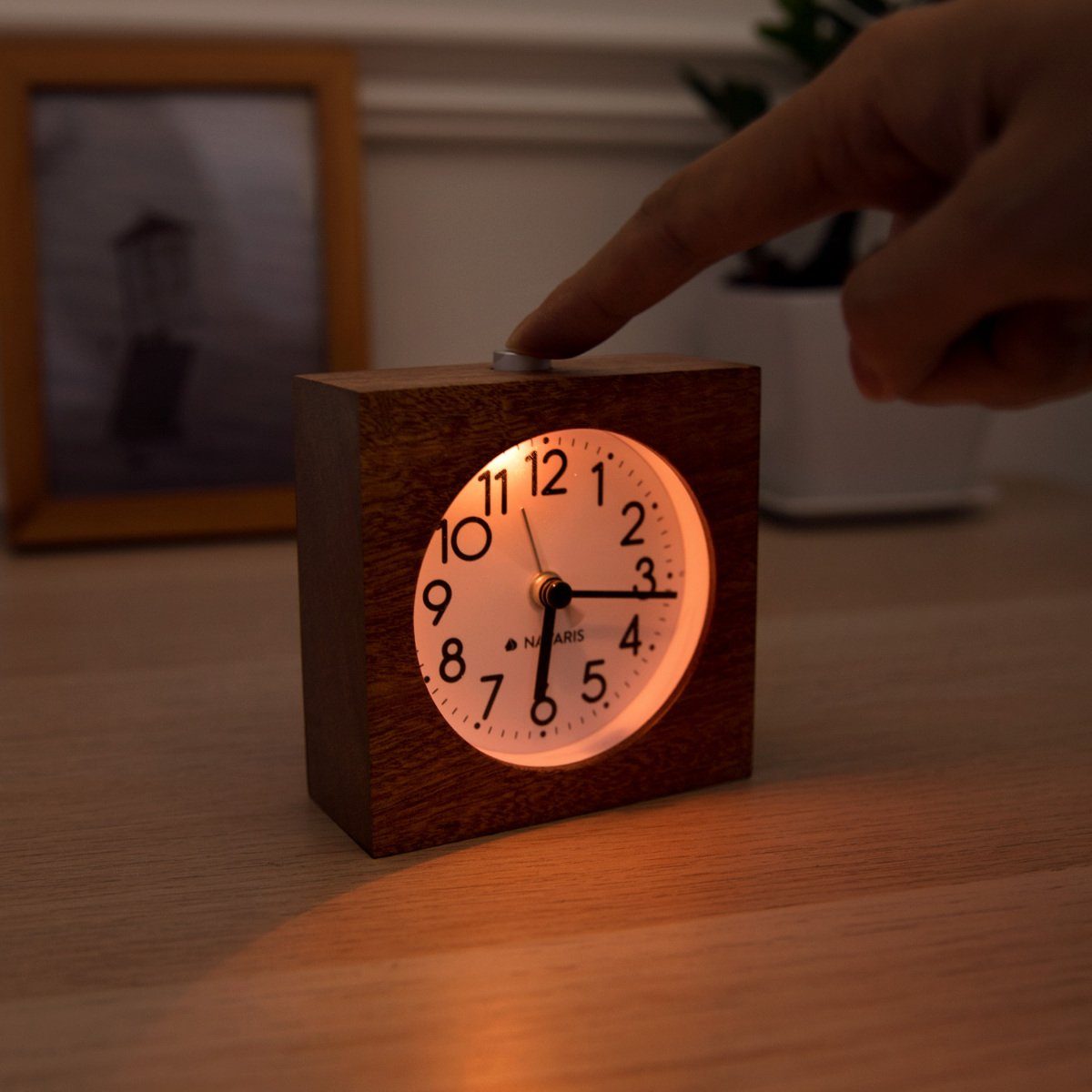 Navaris Wecker Holz Wecker mit Snooze - Retro Uhr im Viereck Design - Natur günstig online kaufen