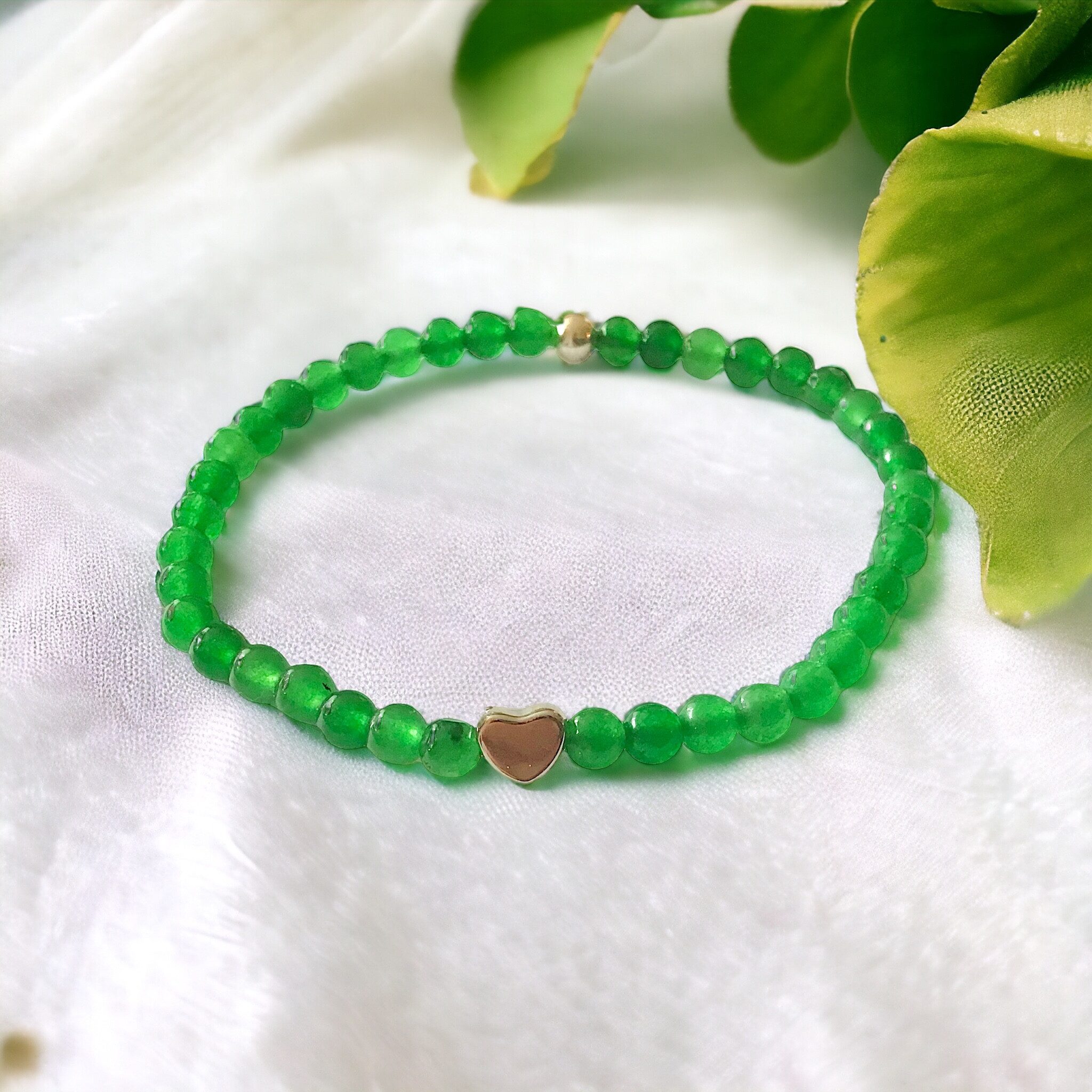 Steinfixx® Perlenarmband Jade grün Perlenarmband mit 925 Silberperle und silbernem Herz (elastisch und wasserfest, 1-tlg., in Geschenkbox), Entgiftung - gegen Müdigkeit und Erschöpfung