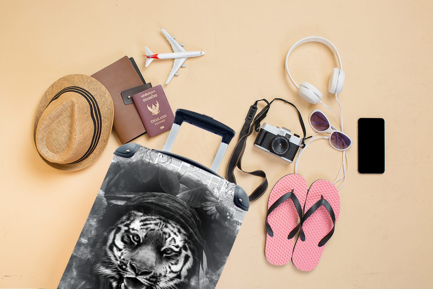 MuchoWow Handgepäckkoffer Tiger mit einer auf schwarz, Trolley, 4 Zeitungen Reisekoffer Handgepäck Ferien, Hintergrund Rollen, Kapuze von einem - mit rollen, Reisetasche für