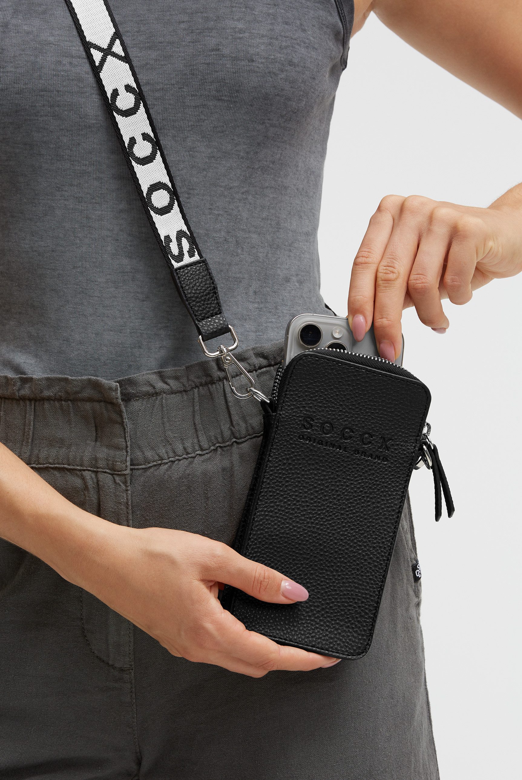SOCCX Handytasche, mit abnehmbarem Schulterriemen