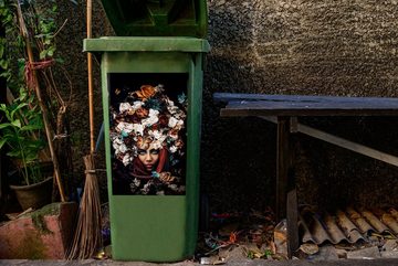 MuchoWow Wandsticker Blumen - Schmetterling - Frauen - Kopftuch (1 St), Mülleimer-aufkleber, Mülltonne, Sticker, Container, Abfalbehälter
