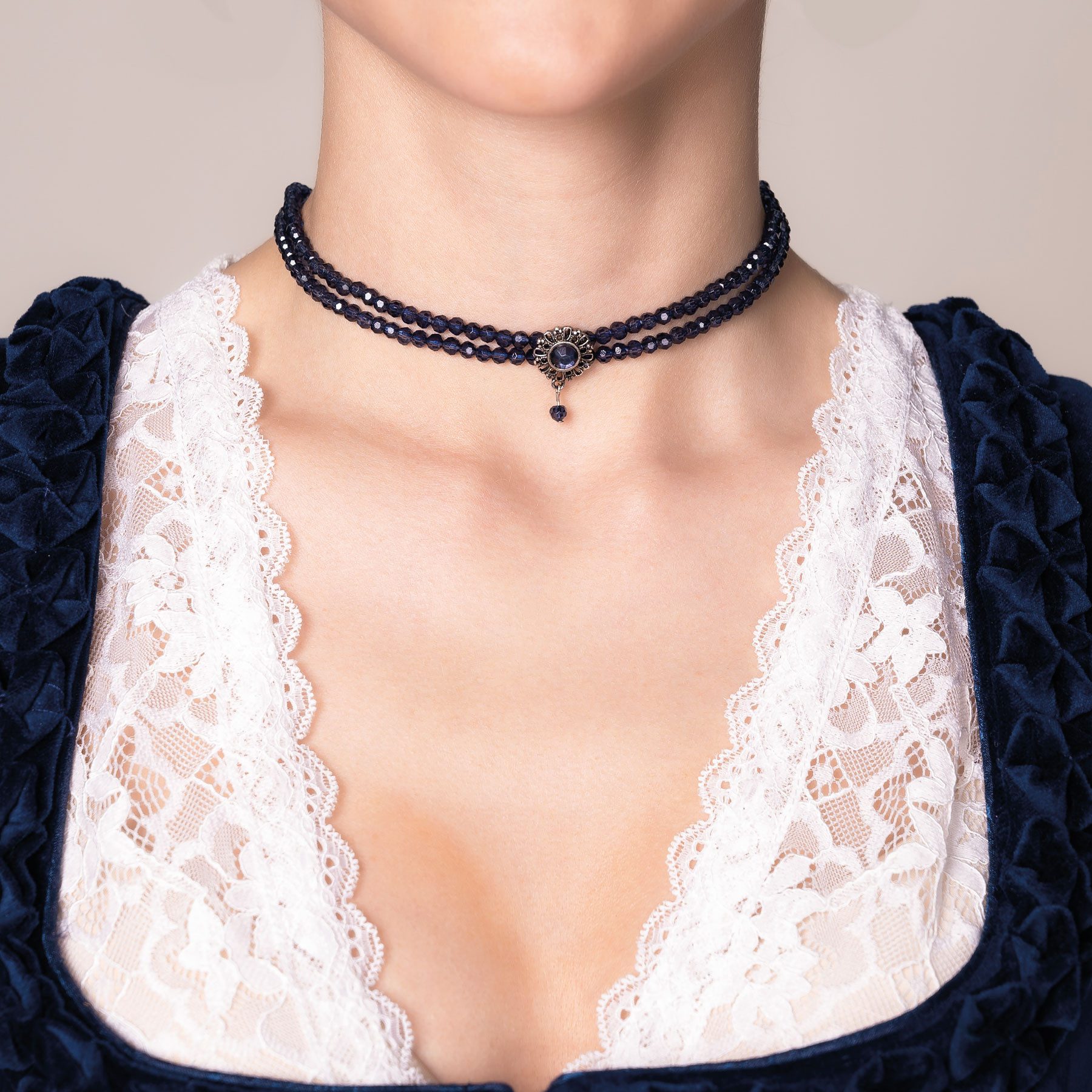 Alpenflüstern Collier Trachten Glamour-Kropfkette Helena (blau), - Perlen Halskette, Trachtenkette, eleganter Damen-Trachtenschmuck, Di – Bild 2 von 5