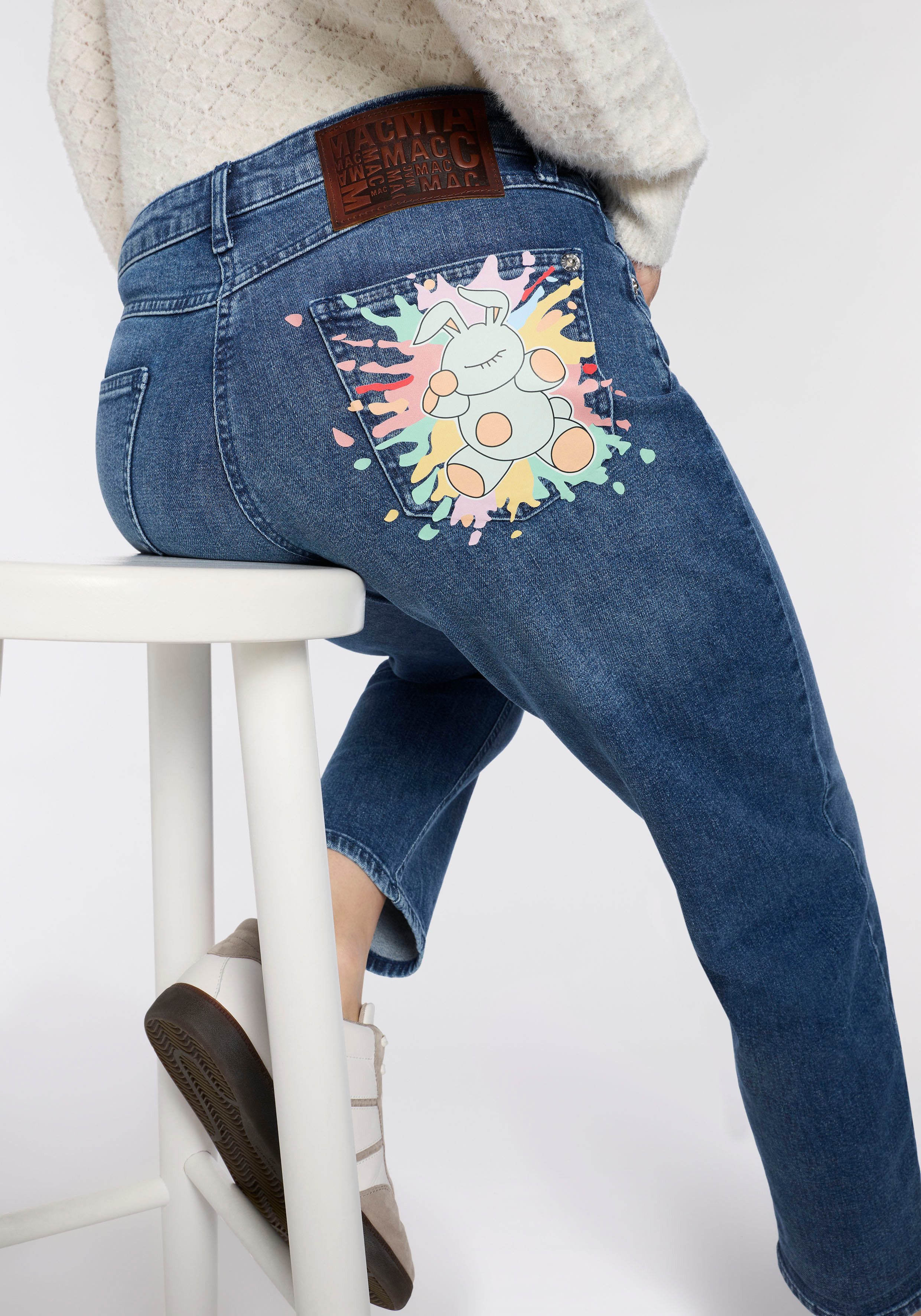 MAC 5-Pocket-Jeans STRAIGHT rabbit Plakativer Druck auf der Gesäßtasche