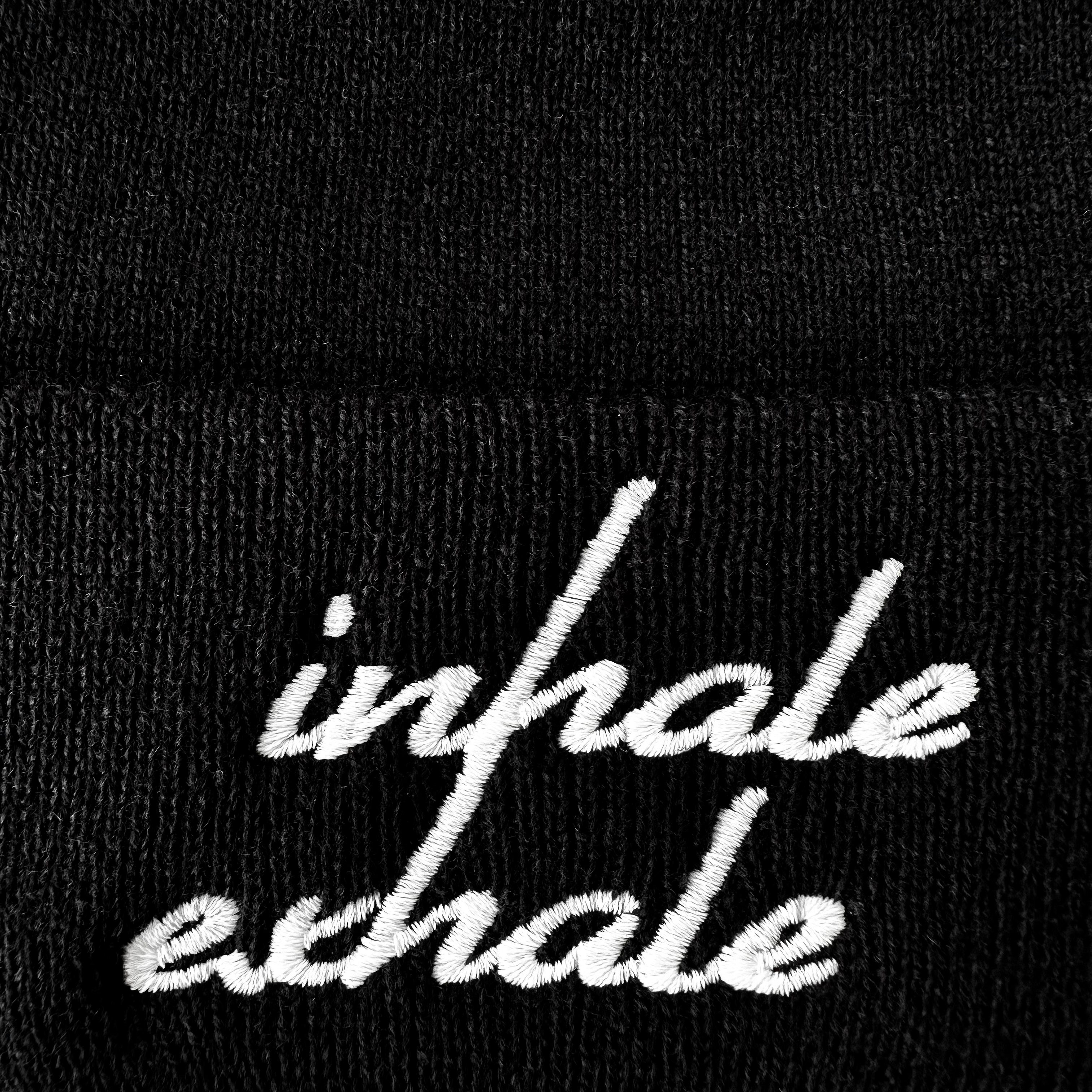 Umschlag exhale (Beanie) Wintermütze Strickmütze Streetwear mit und Schnoschi breitem Spruch Stickerei Unisex inhale bestickt