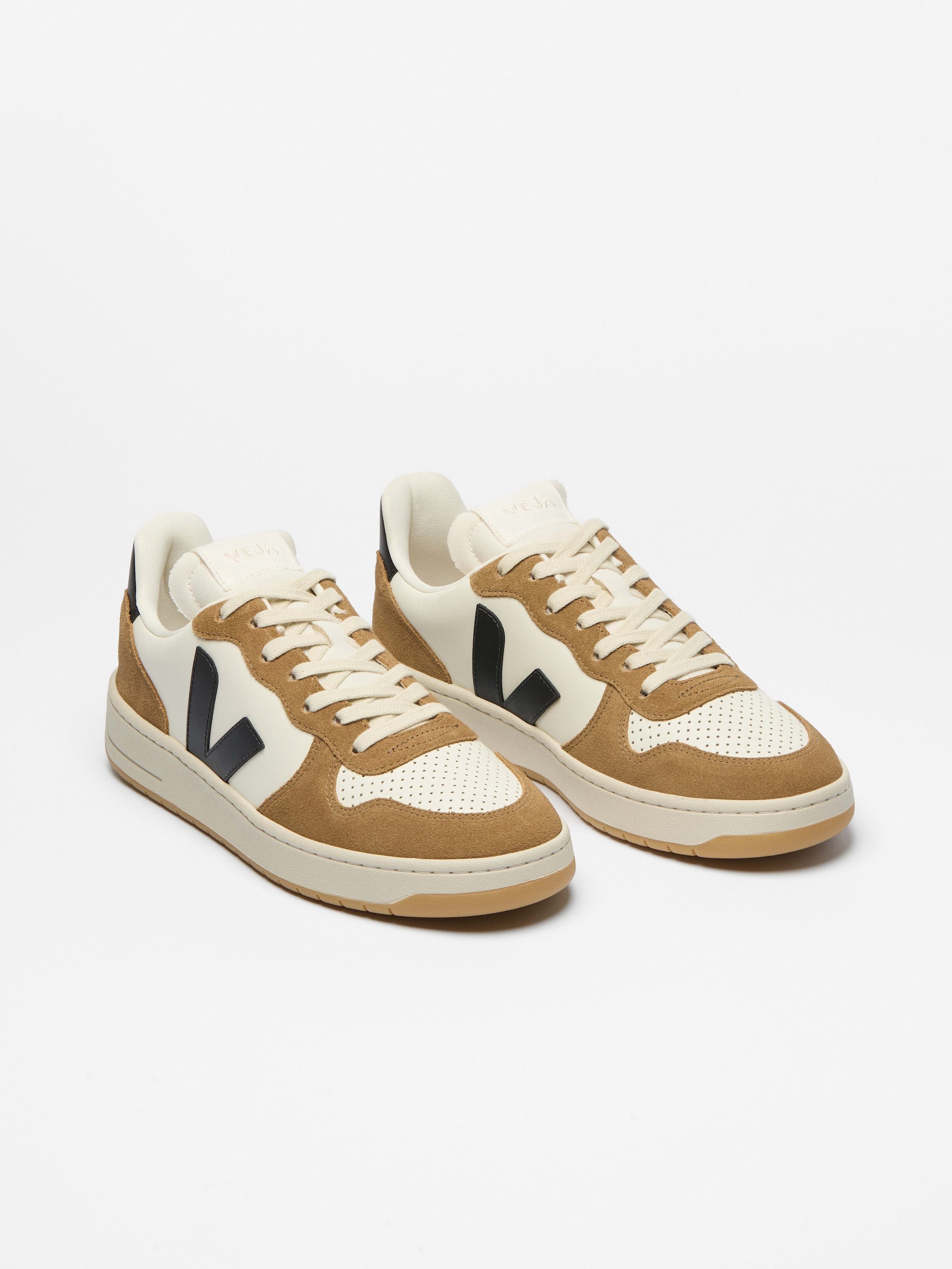VEJA Veja V-90 O.T. Leather Sneaker