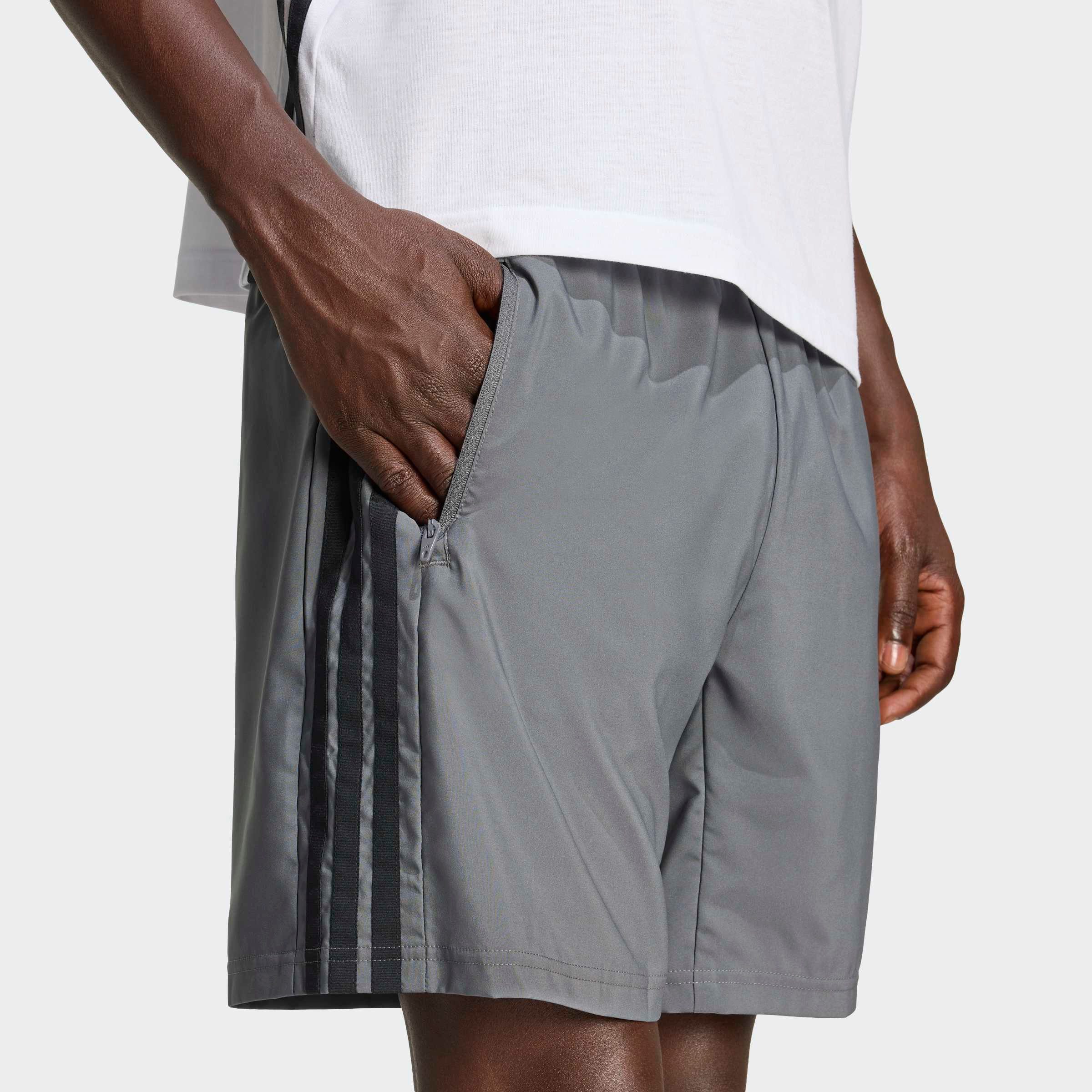 adidas Performance Shorts WORKOUT ESSENTIALS BASE 3-STREIFEN WOVEN für Fitness und Sportmode, normal-weite Passform