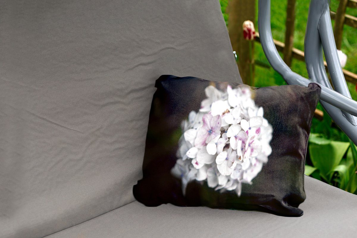 MuchoWow Dekokissen Weiße Hortensie Hintergrund, Outdoor-Dekorationskissen, vor Kissenhülle Dekokissenbezug, schwarzem Polyester
