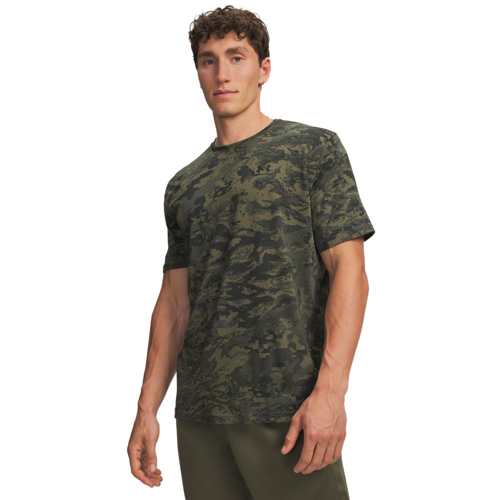 Under Armour® T-Shirt UA ABC CAMO SS sportlicher Stil, aus Baumwolle und Polyester, mit kurzen Ärmeln