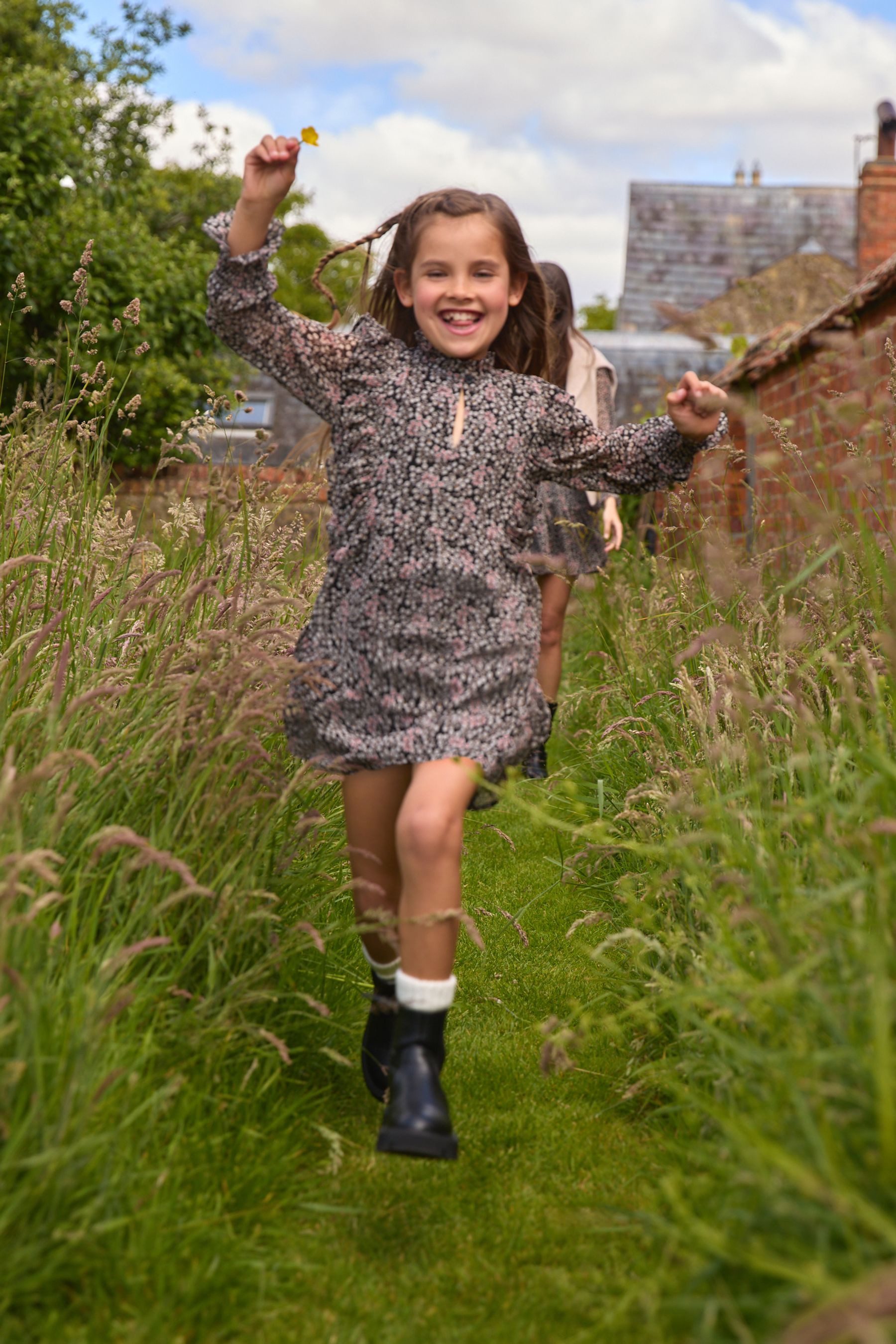 LAURA ASHLEY Chiffonkleid Laura Ashley Morston Chiffonkleid, geblümt (1-tlg)