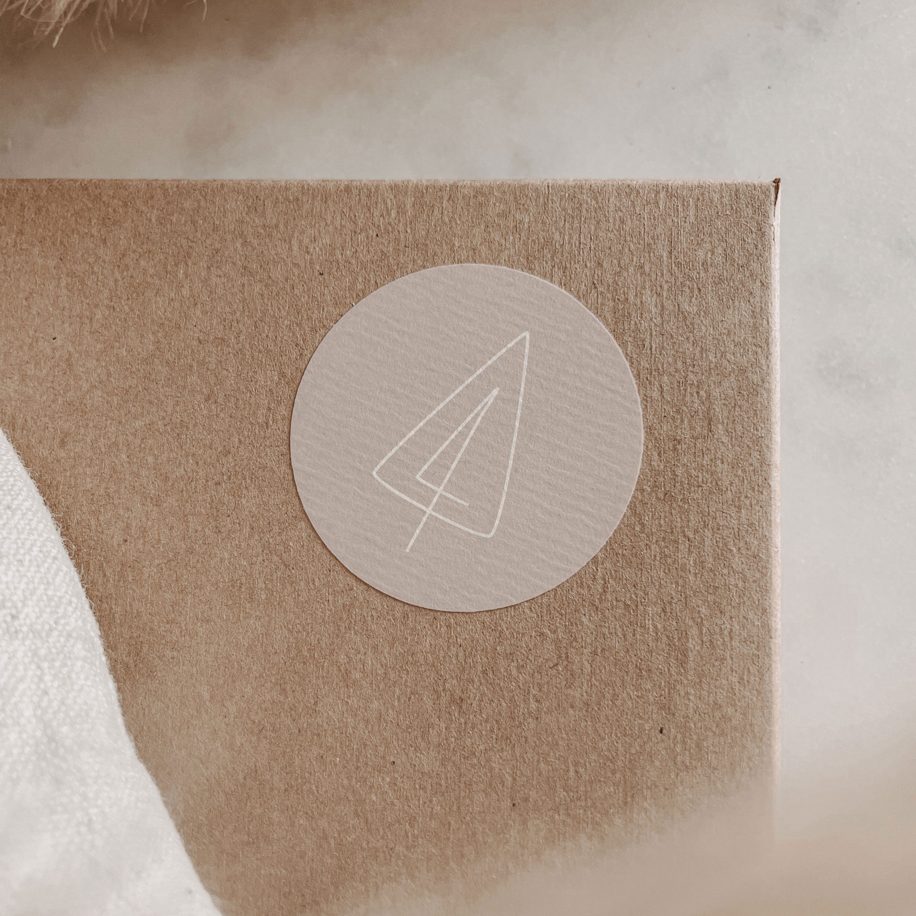 NORDEULE Aufkleber Tanne No.4 Weihnachten, Hochwertige runde Etiketten Beige, (12tlg), ideal für Briefpost, DIY, Adventskalender, Verpackung