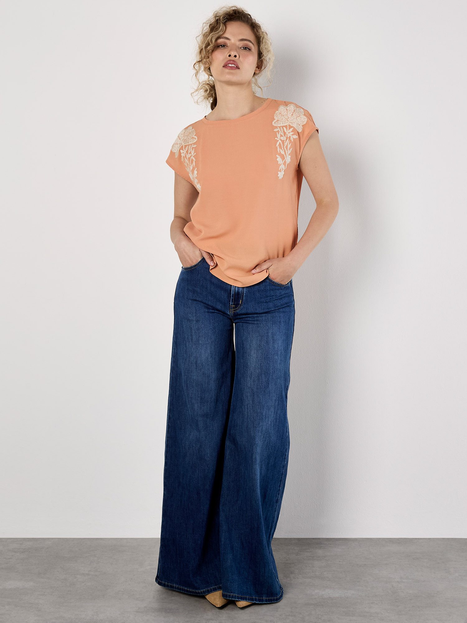 Apricot T-Shirt Modisches Shirt mit Stickerei
