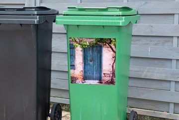 MuchoWow Wandsticker Vintage - Tür - Haus - Blau - Baum (1 St), Mülleimer-aufkleber, Mülltonne, Sticker, Container, Abfalbehälter