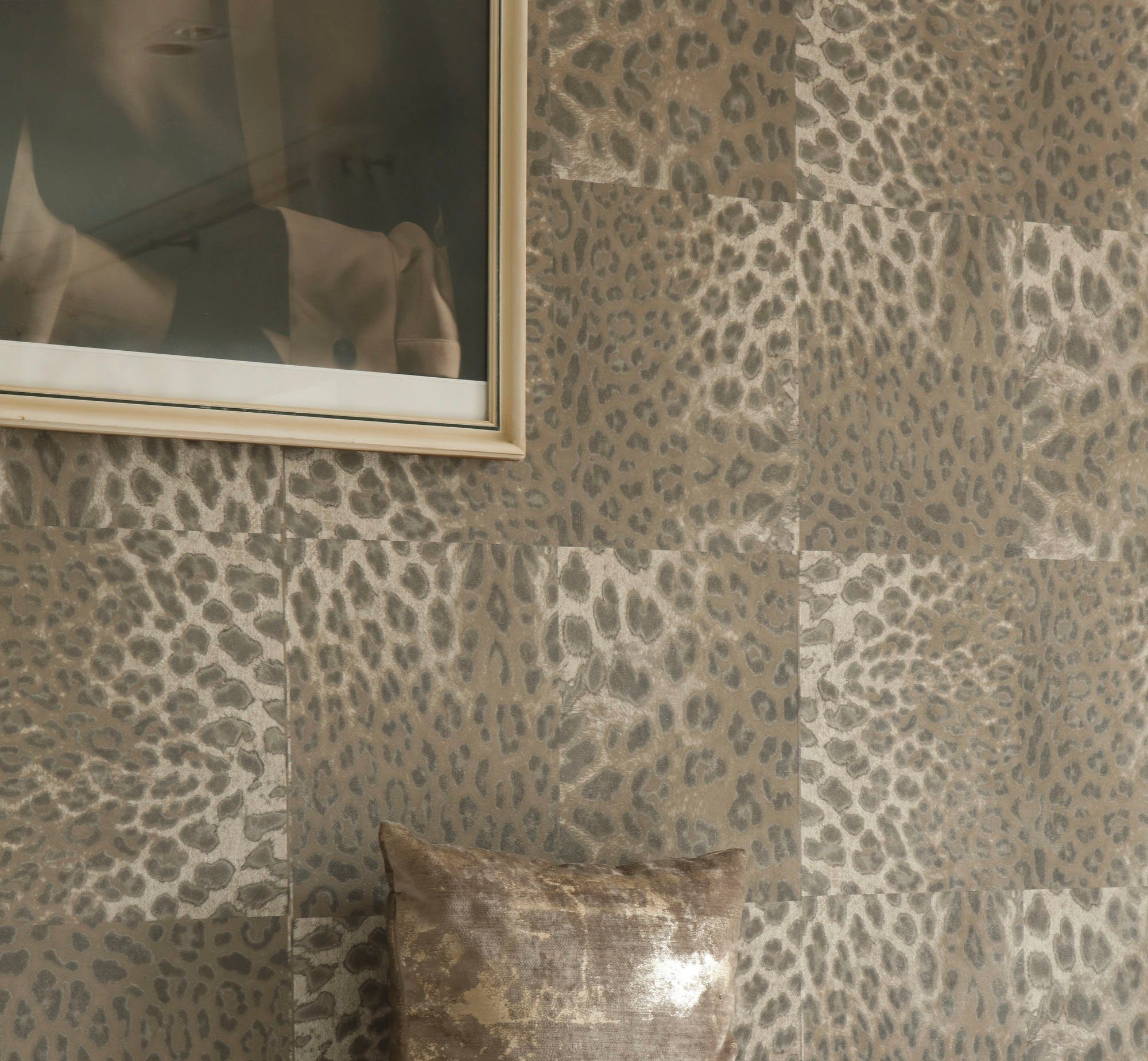 walls Tapete living gemustert, animal Desert Lodge, braun/beige Leopardenmuster print, strukturiert, Fellimitat, Vliestapete
