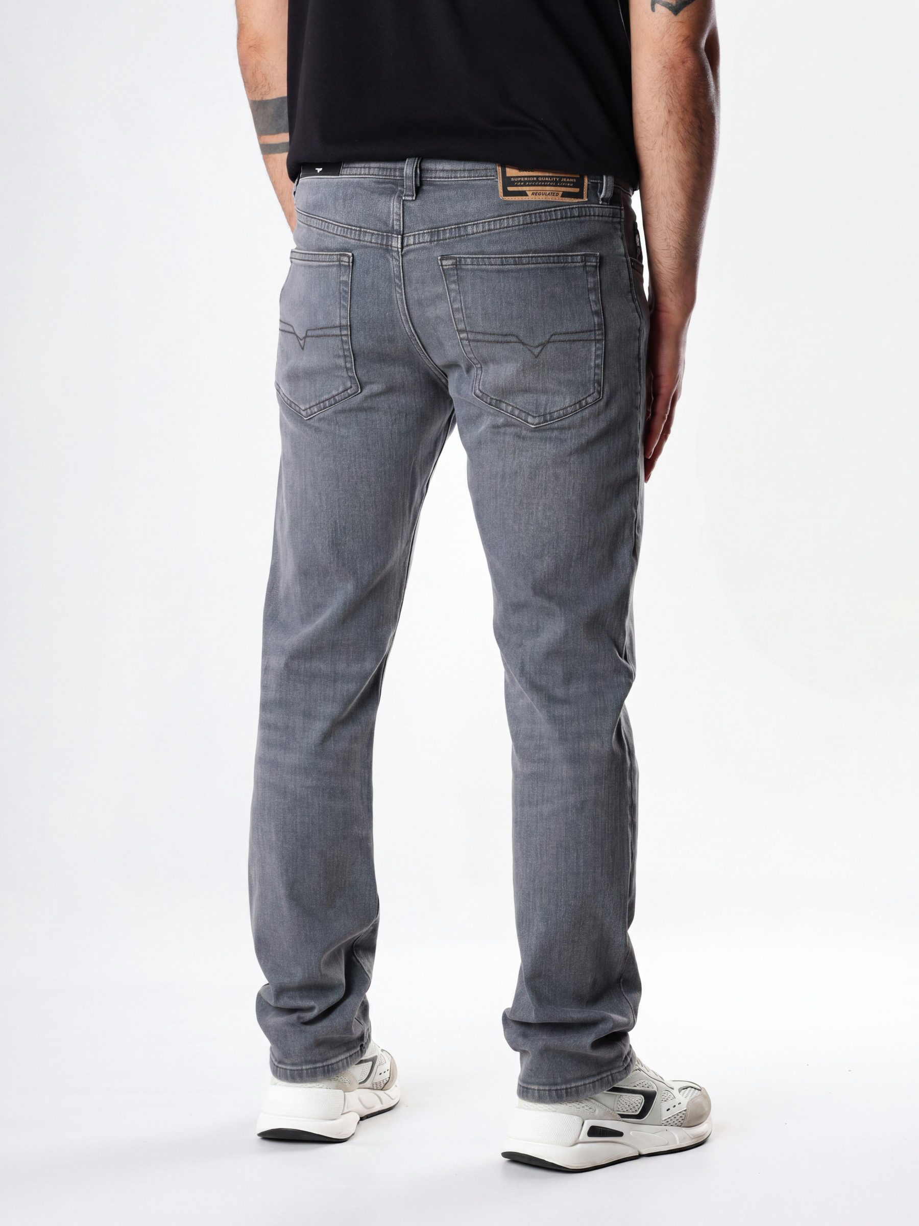 Diesel Tapered-fit-Jeans Regular Fit, niedrige Leibhöhe - BUSTER-X - Länge:32 Leichter Denim, mittlerer bis hoher Stretch