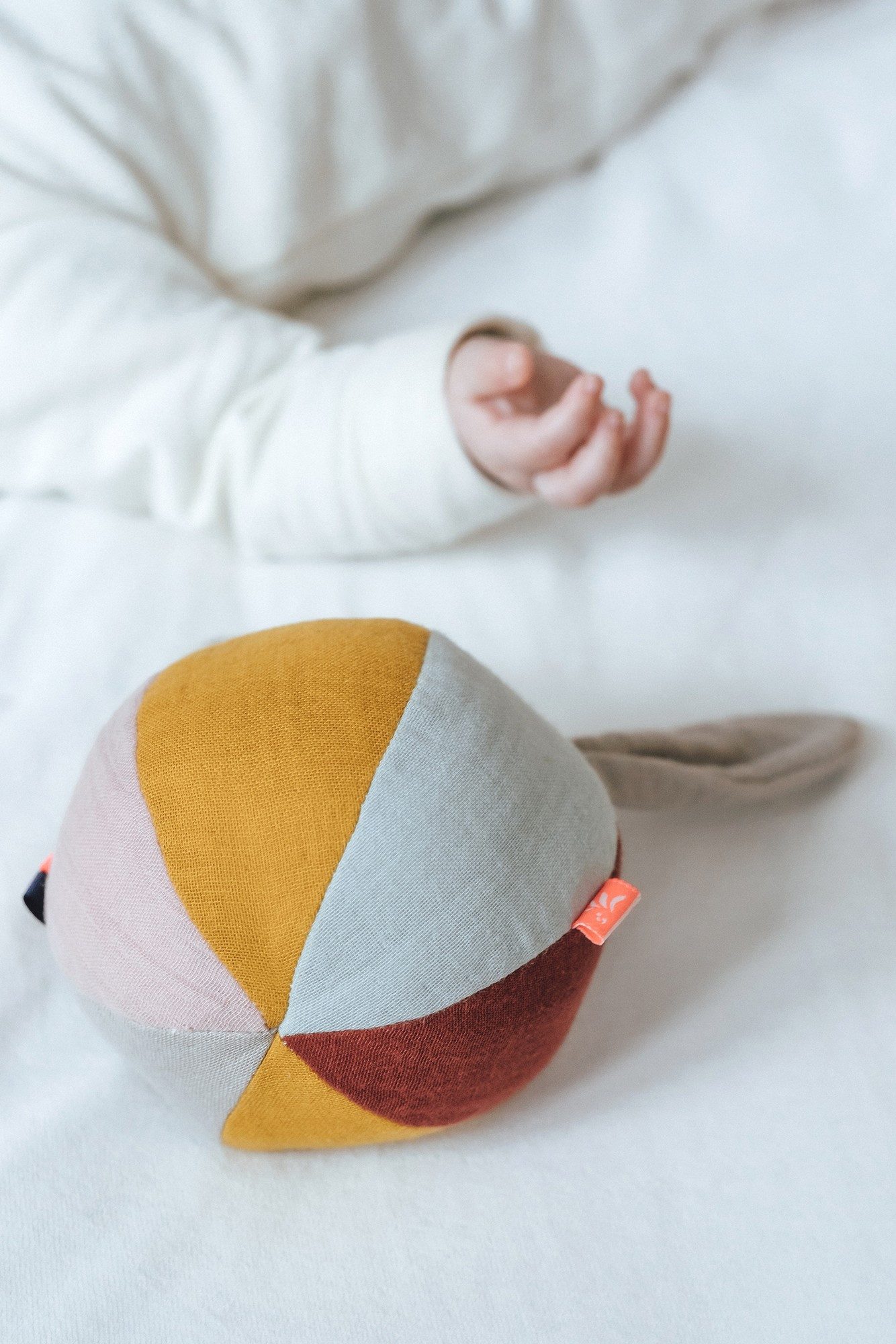 kikadu Greifspielzeug Rasselball Hase (1-tlg), GOTS- zertifiziert