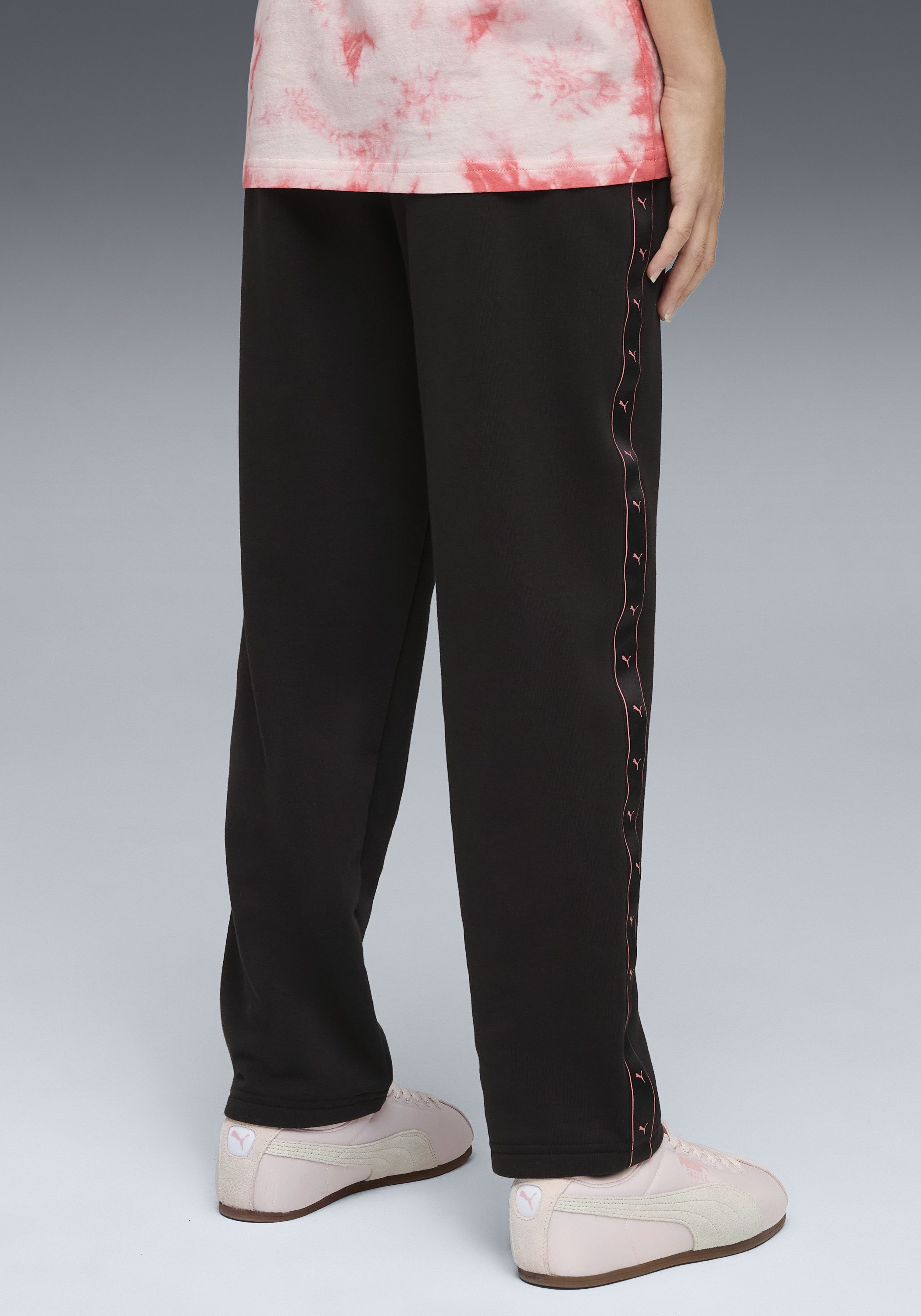 PUMA Trainingshose ESS TAPE HIGH WAIST RELAXED SWEATPANTS TR G aus Baumwollmischung, mit Eingrifftaschen, sportlicher Stil