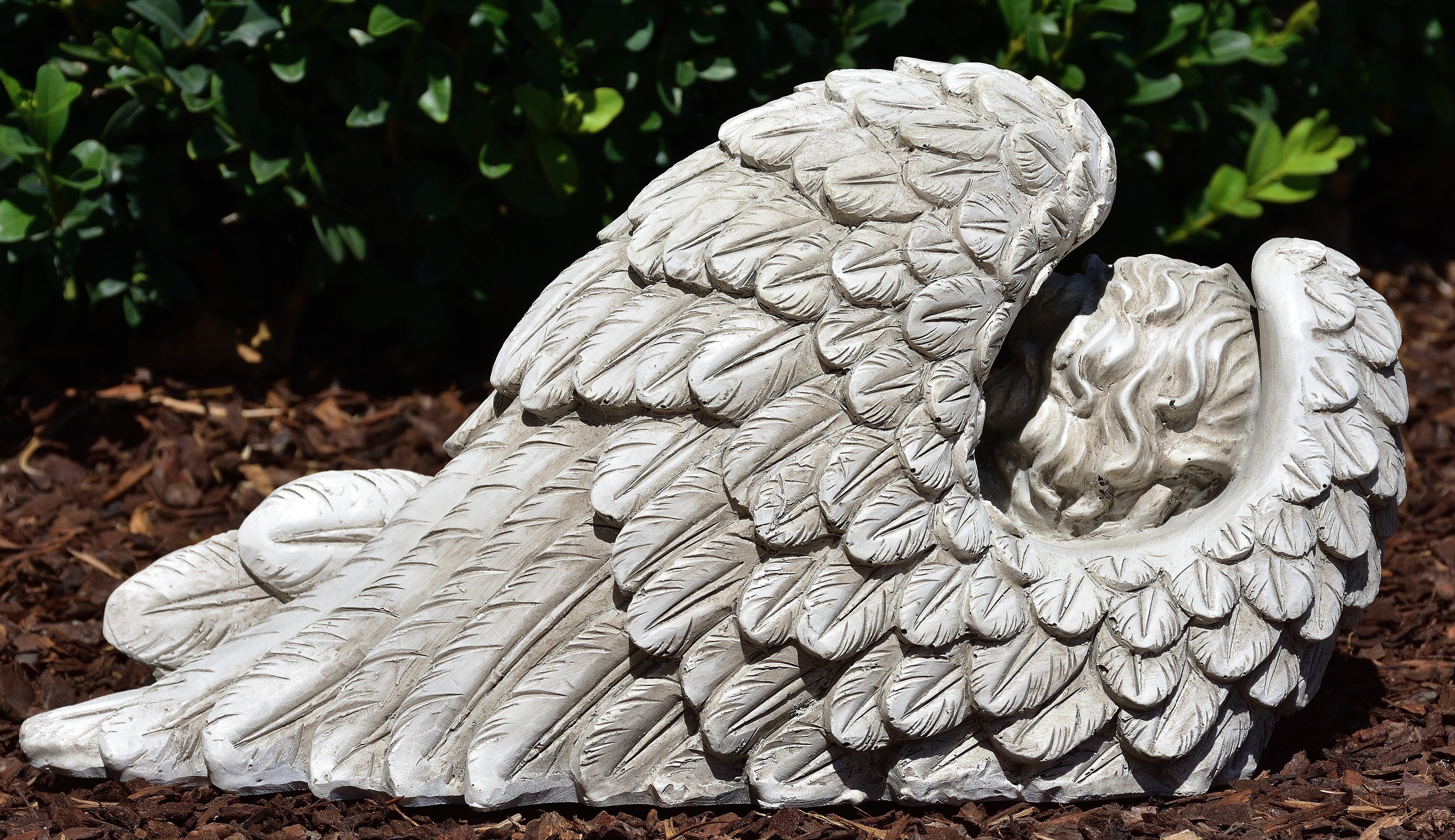 Allerheiligen beige Garten Grabengel MystiCalls im - liegt Flügel Engel Dekofigur Gartenfigur Engelfigur Dekoration Engelfigur