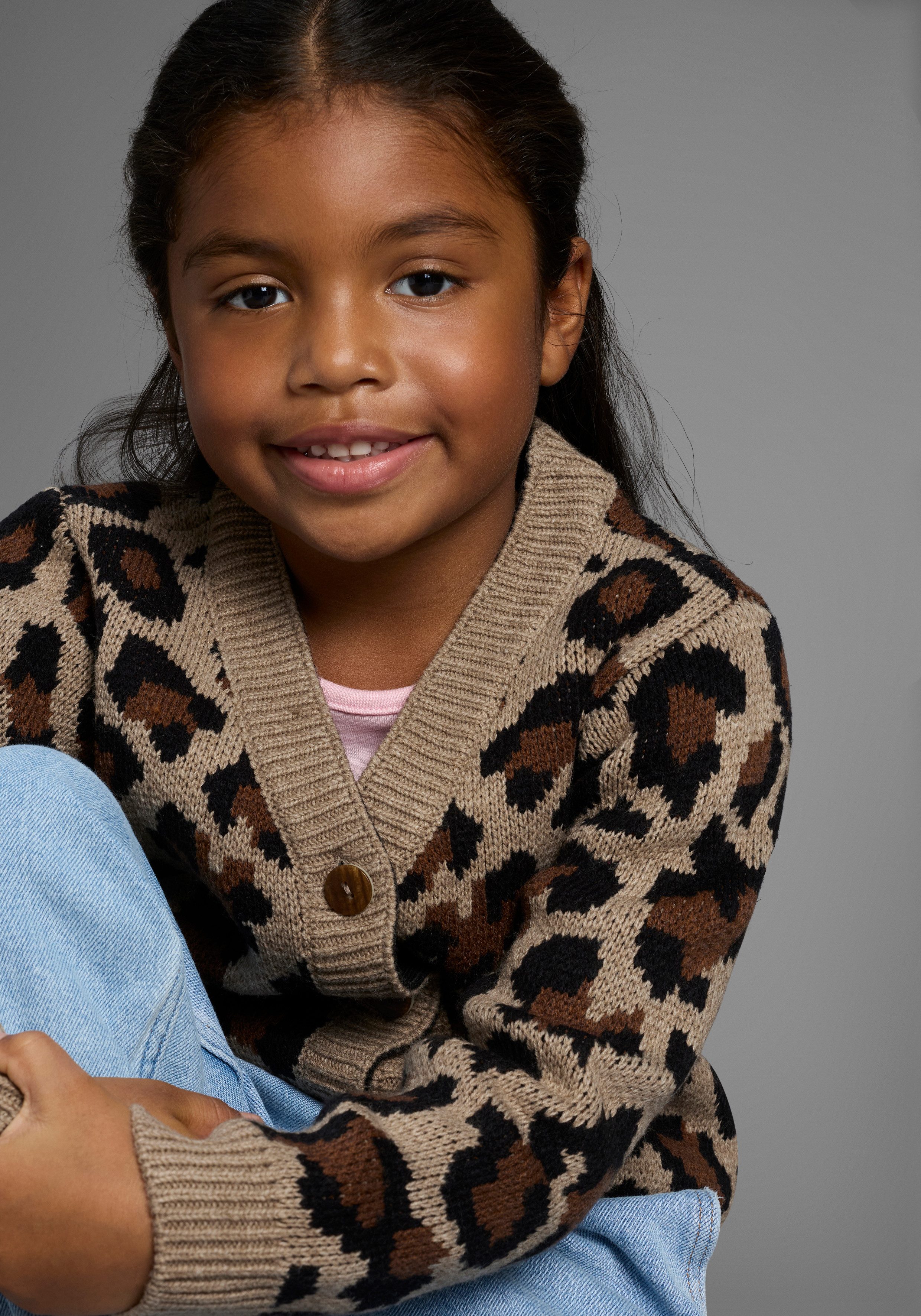 KIDSWORLD Strickjacke Strickjacke mit Leo-Muster Strickjacke in Leo-Optik