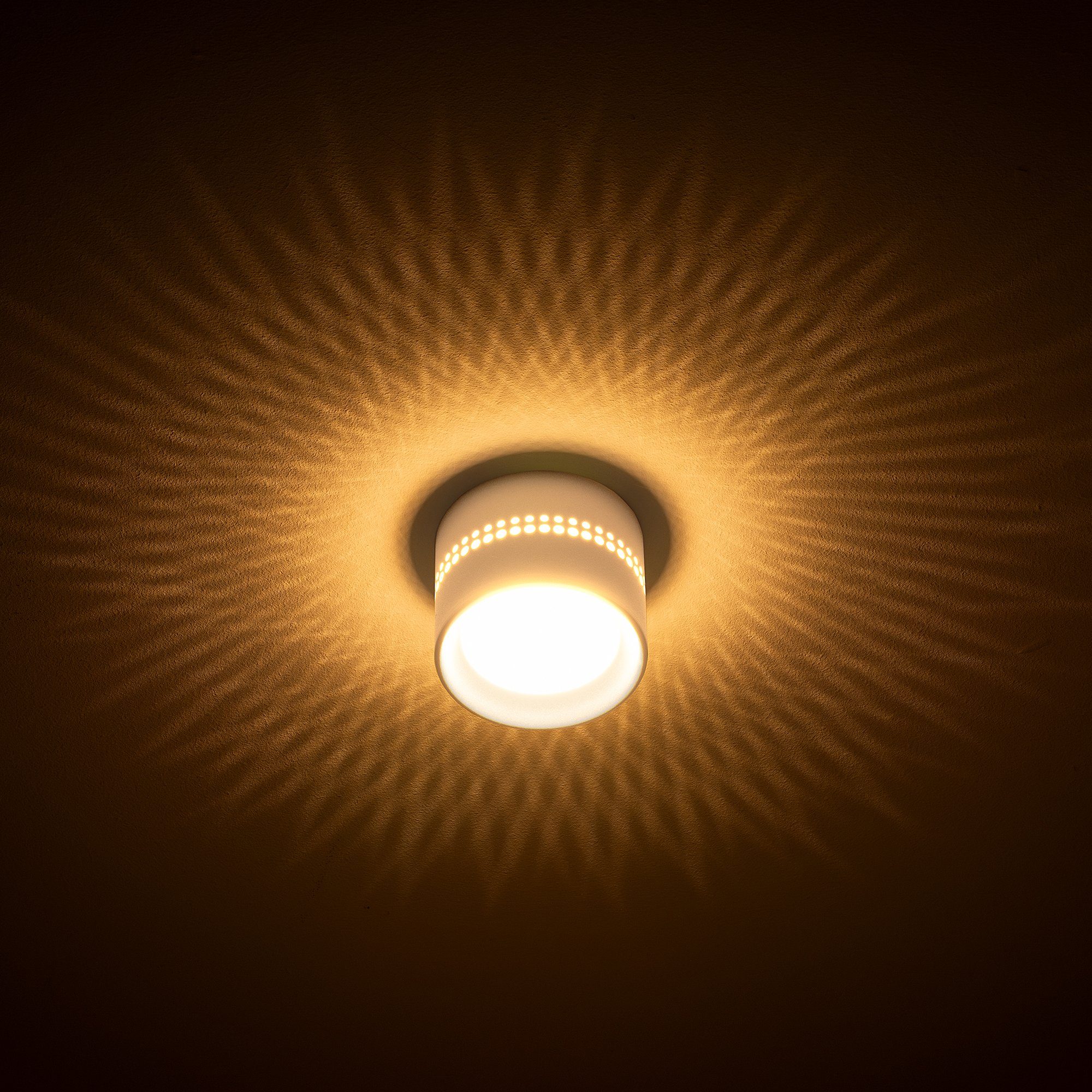 SSC-LUXon LED Aufbaustrahler ALAPI Deckenspot weiß rund mit. 6W LED dimmbar GX53 warmweiß, Warmweiß