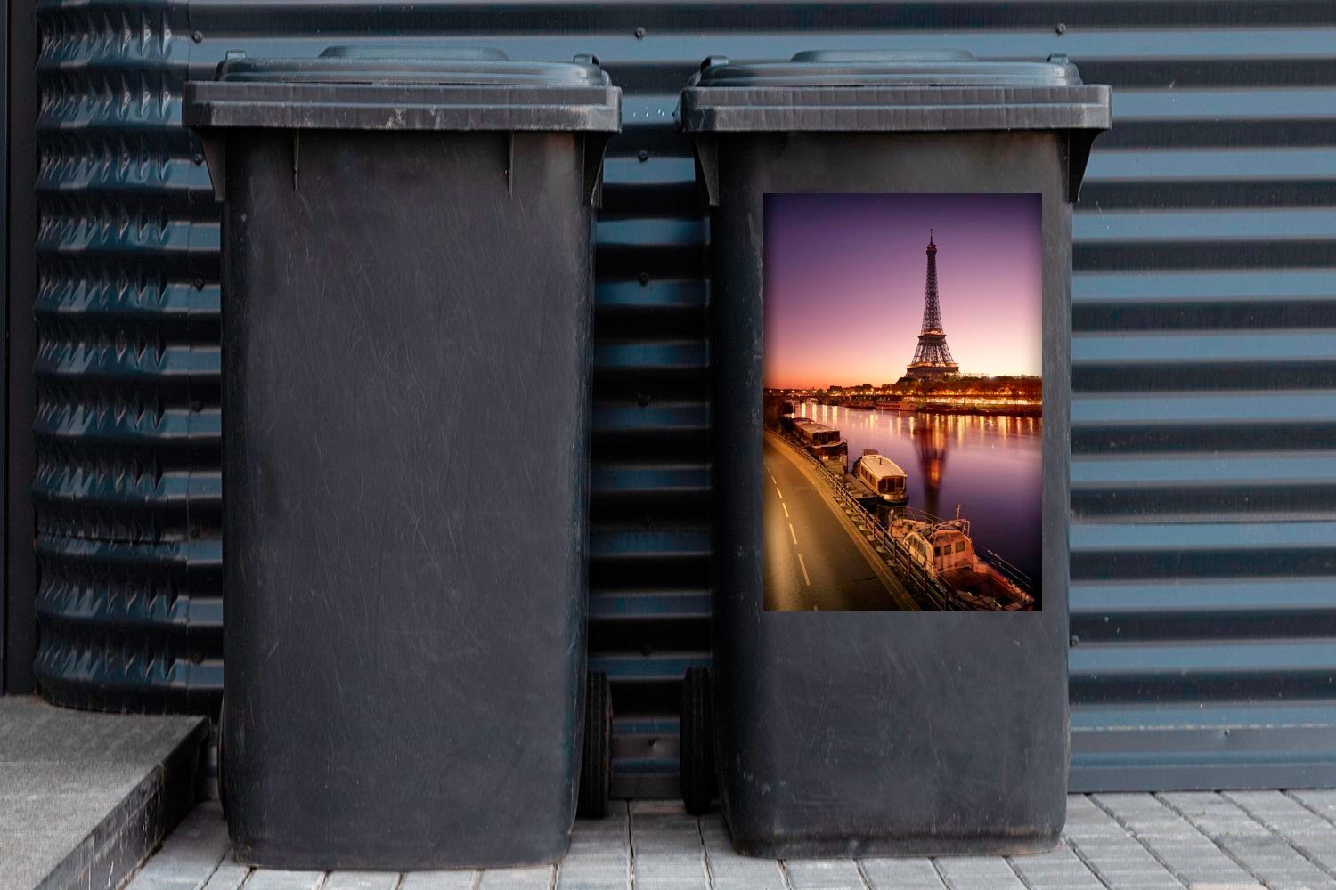 Eiffelturm Sticker, bei Container, Hausbooten mit Sonnenuntergang Abfalbehälter MuchoWow Mülleimer-aufkleber, Der Wandsticker St), Mülltonne, (1